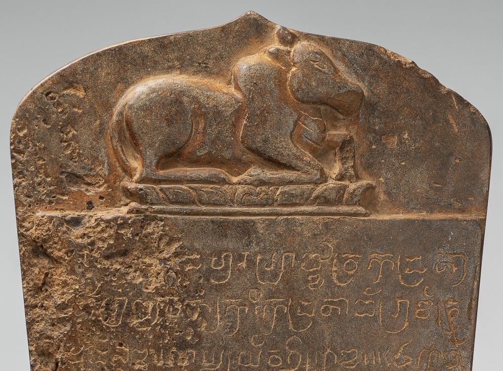 Stone de style khmer antique Stele sanskrit avec nandi - 57 cm / 23 "
