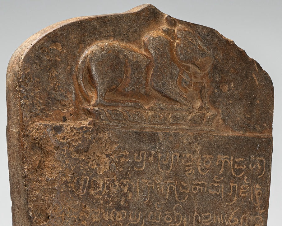 Stone de style khmer antique Stele sanskrit avec nandi - 57 cm / 23 "