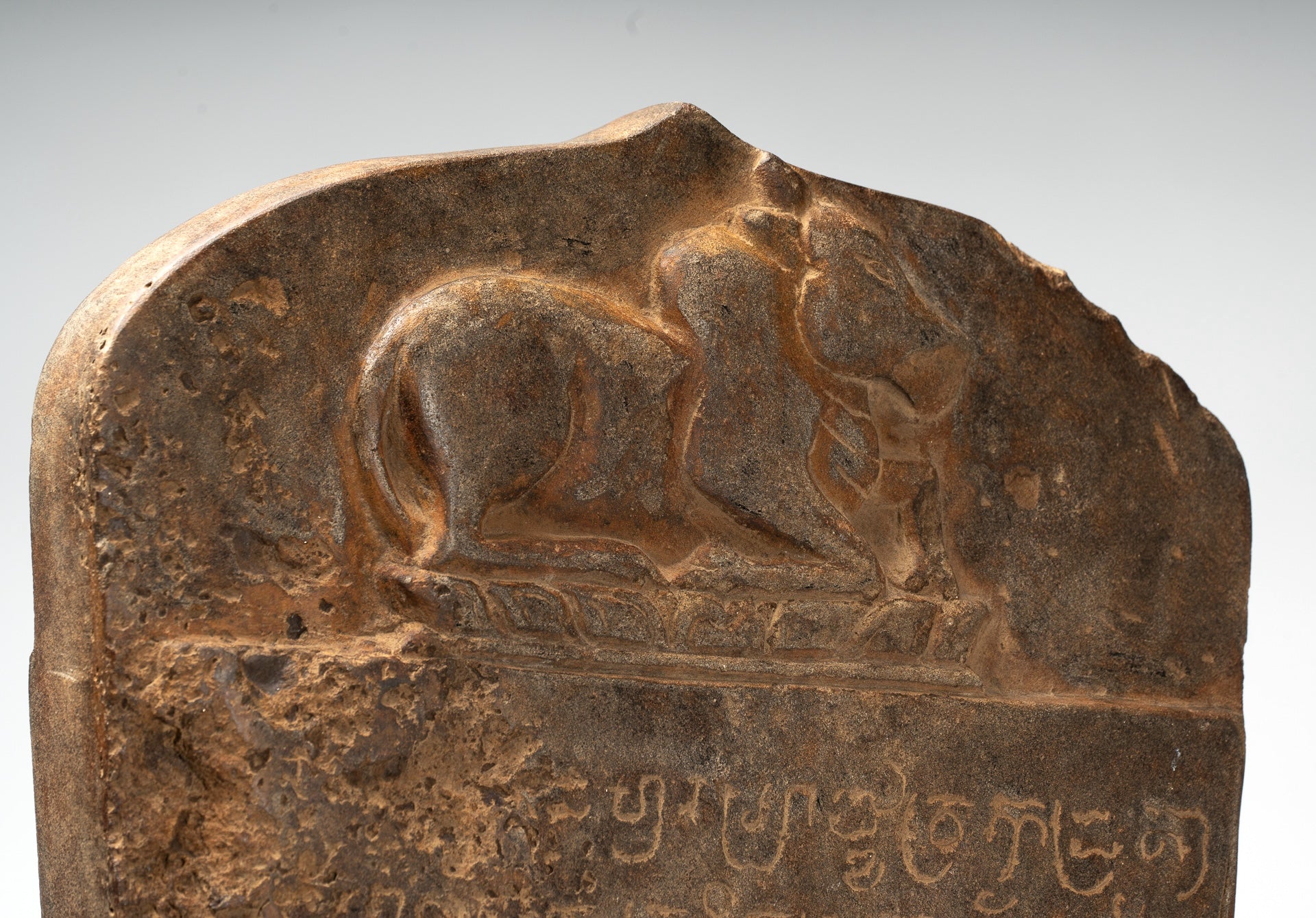 Stone de style khmer antique Stele sanskrit avec nandi - 57 cm / 23 "