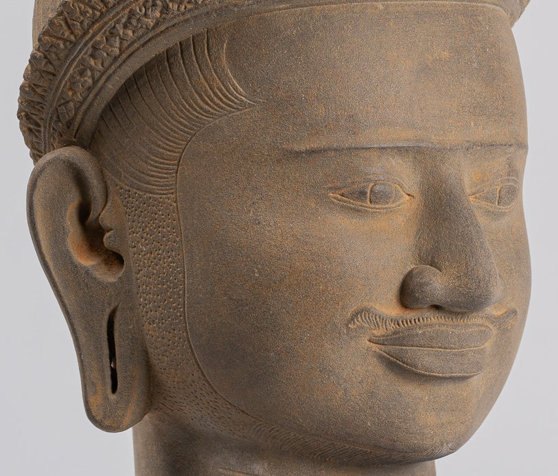 Statue de Vishnu - Tête de Vishnu Khmer antique de style Koh Ker montée sur pierre - 43 cm / 17"