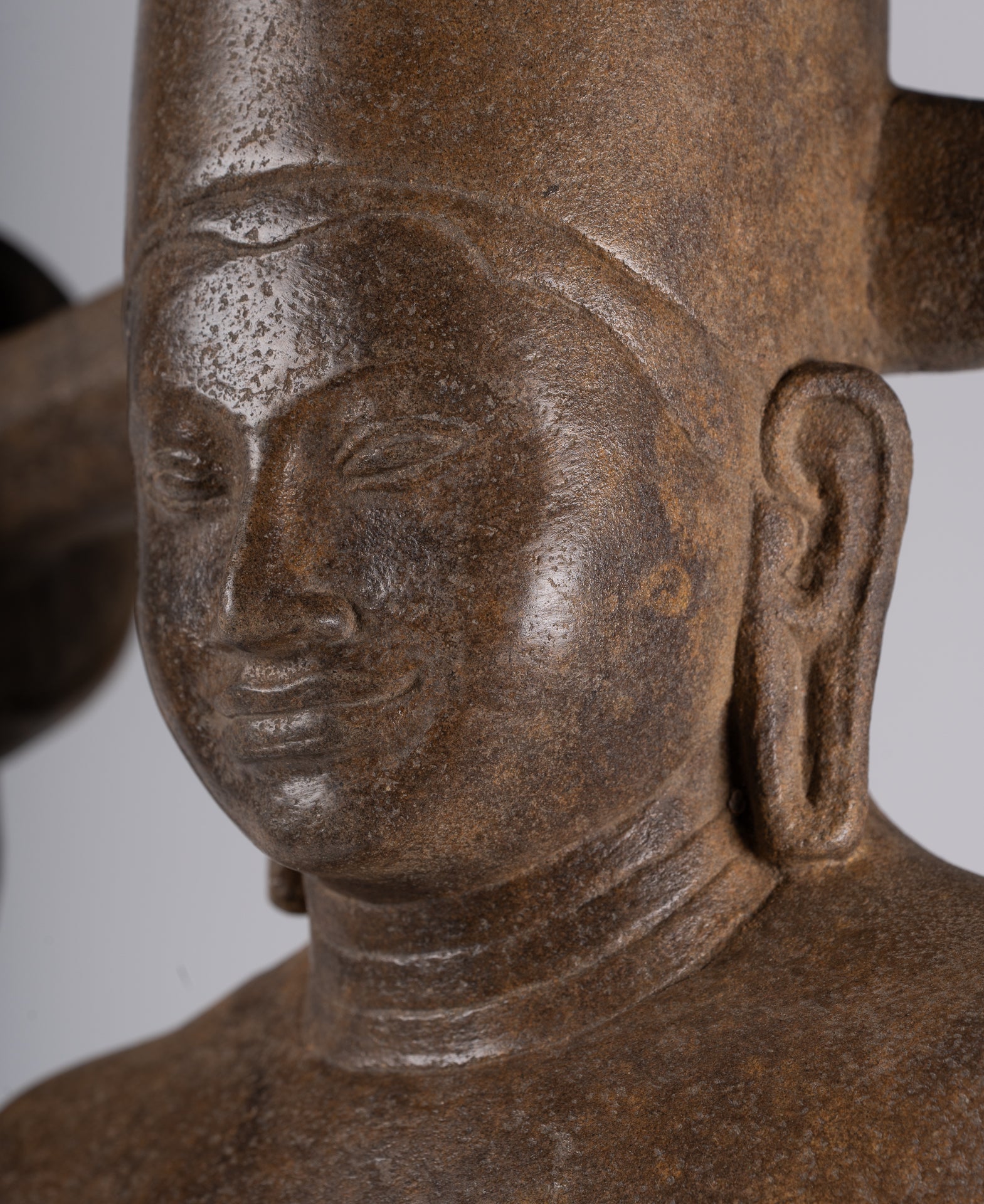 Scultura di Vishnu - Statua antica di Vishnu in pietra arenaria montata in stile pre-Angkor - 91 cm/36"