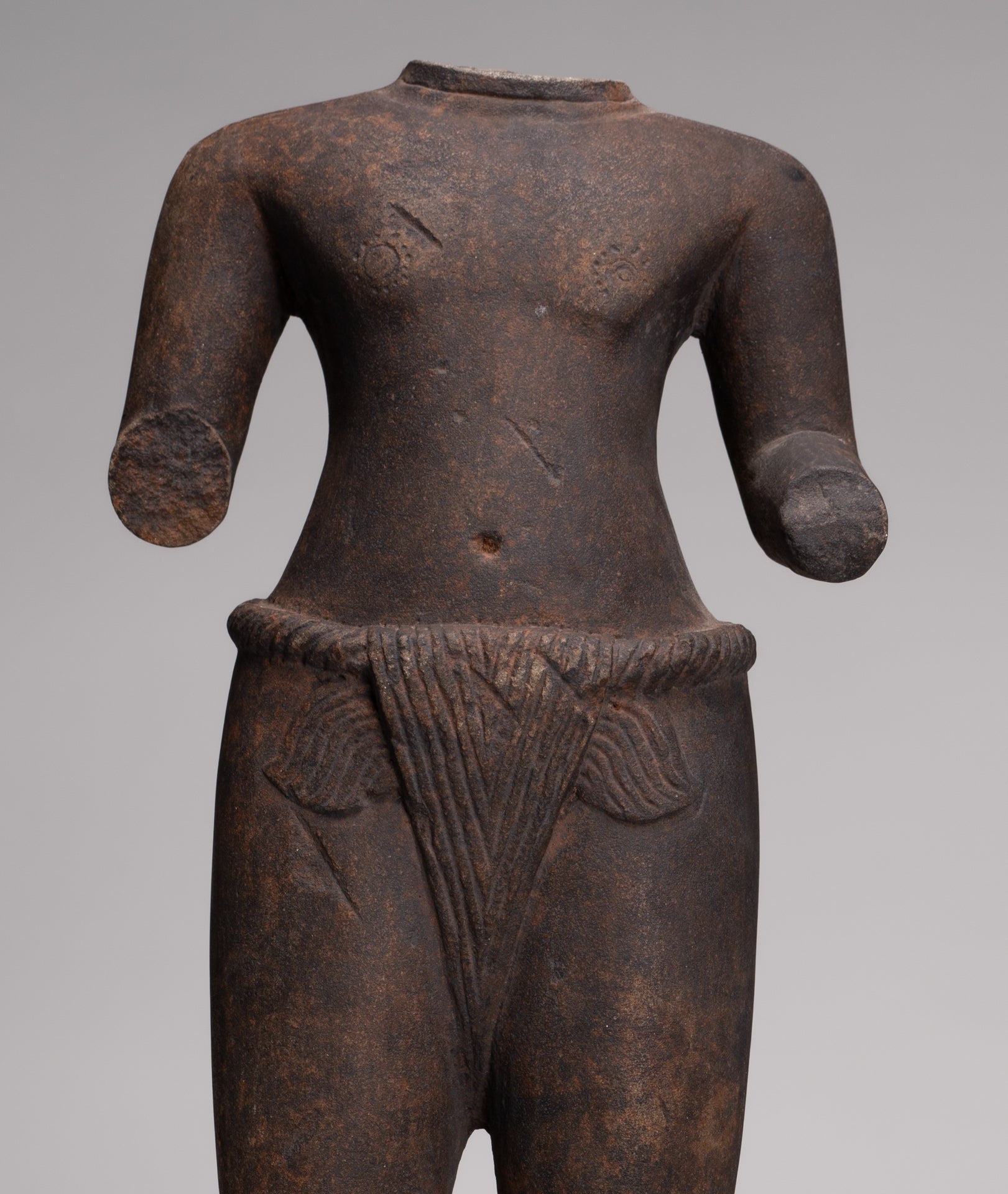 Männliche Statue – antiker Stein, 8. Jahrhundert, Phnom-Da-Stil, männlicher Gottheits-Torso (wahrscheinlich Vishnu) – 54 cm.