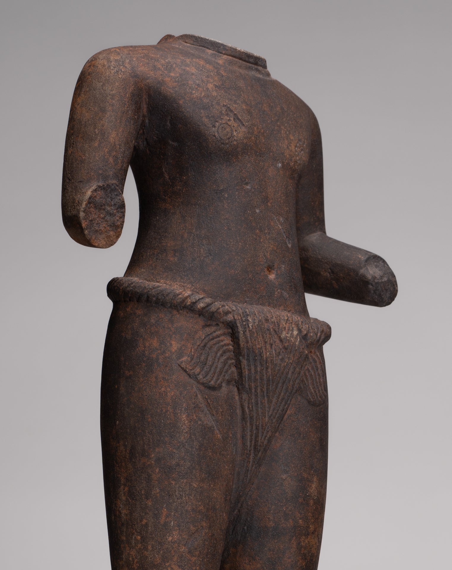 Statua maschile - Torso di divinità maschile in pietra antica dell'VIII secolo in stile Phnom Da (probabilmente Vishnu) - 54 cm / 22"