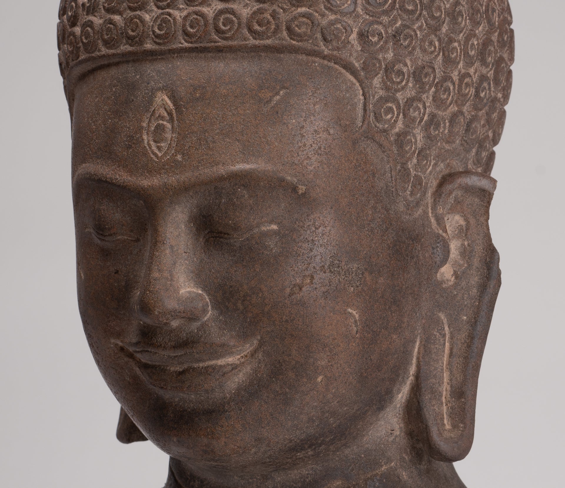 Statua di Lokeshvara - Testa di Lokeshvara in stile Bayon in pietra montata in stile Khmer antico - 48 cm/19"