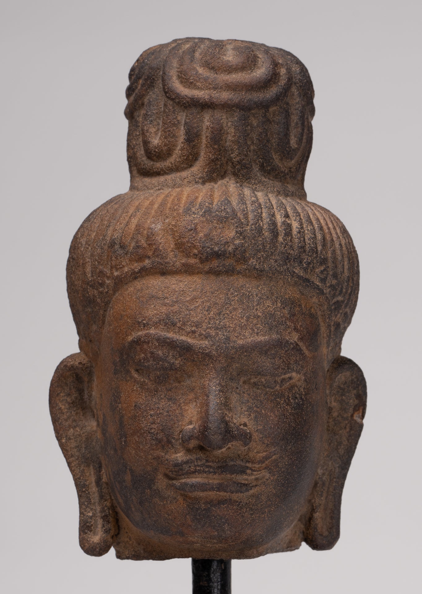 Estatua de Vishnu - Cabeza antigua de Vishnu Khmer montada en piedra estilo Prei Khmeng - 25 cm / 10"