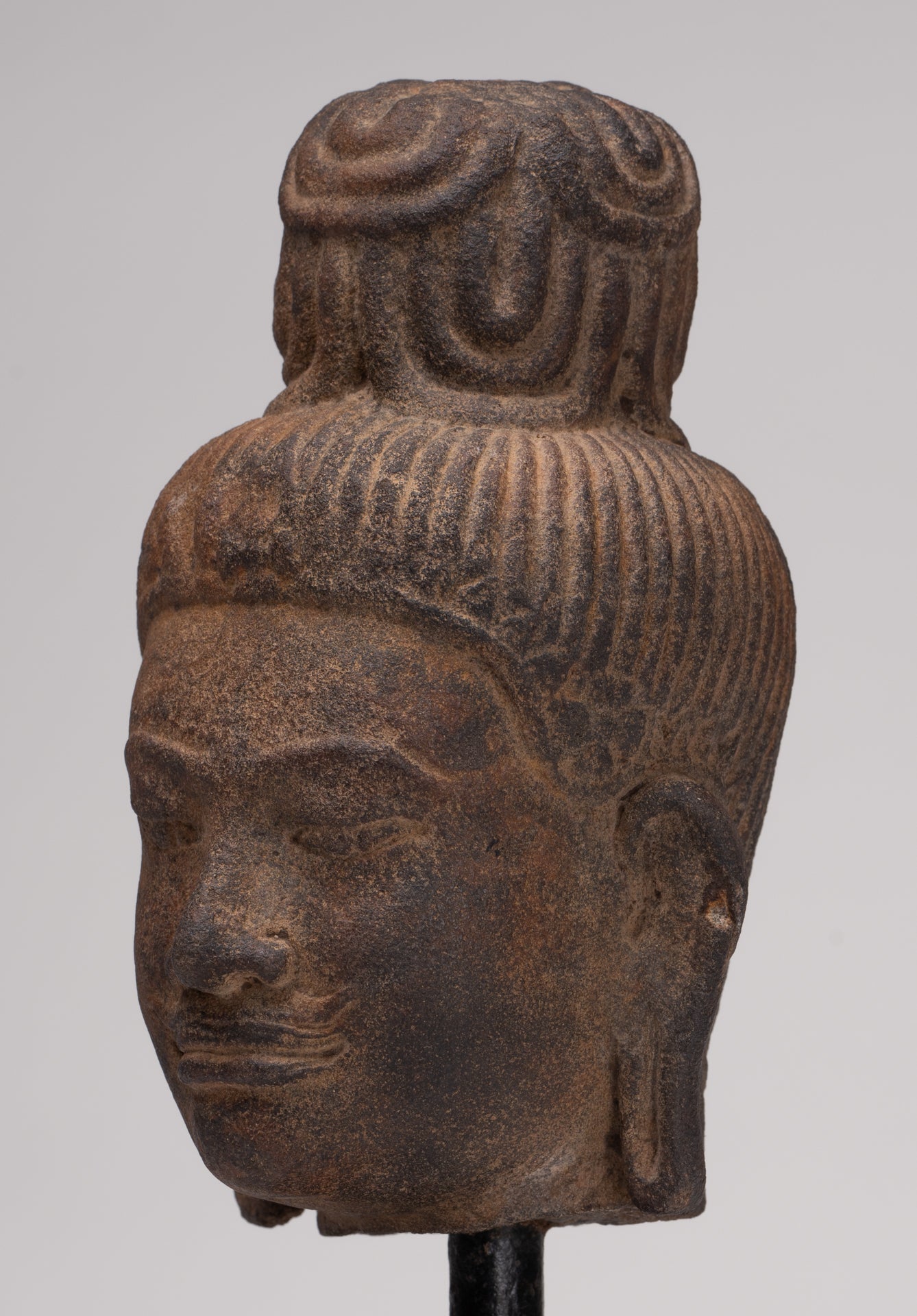 Statua di Vishnu - Testa di Vishnu Khmer montata su pietra in stile antico Prei Khmeng - 25 cm / 10"