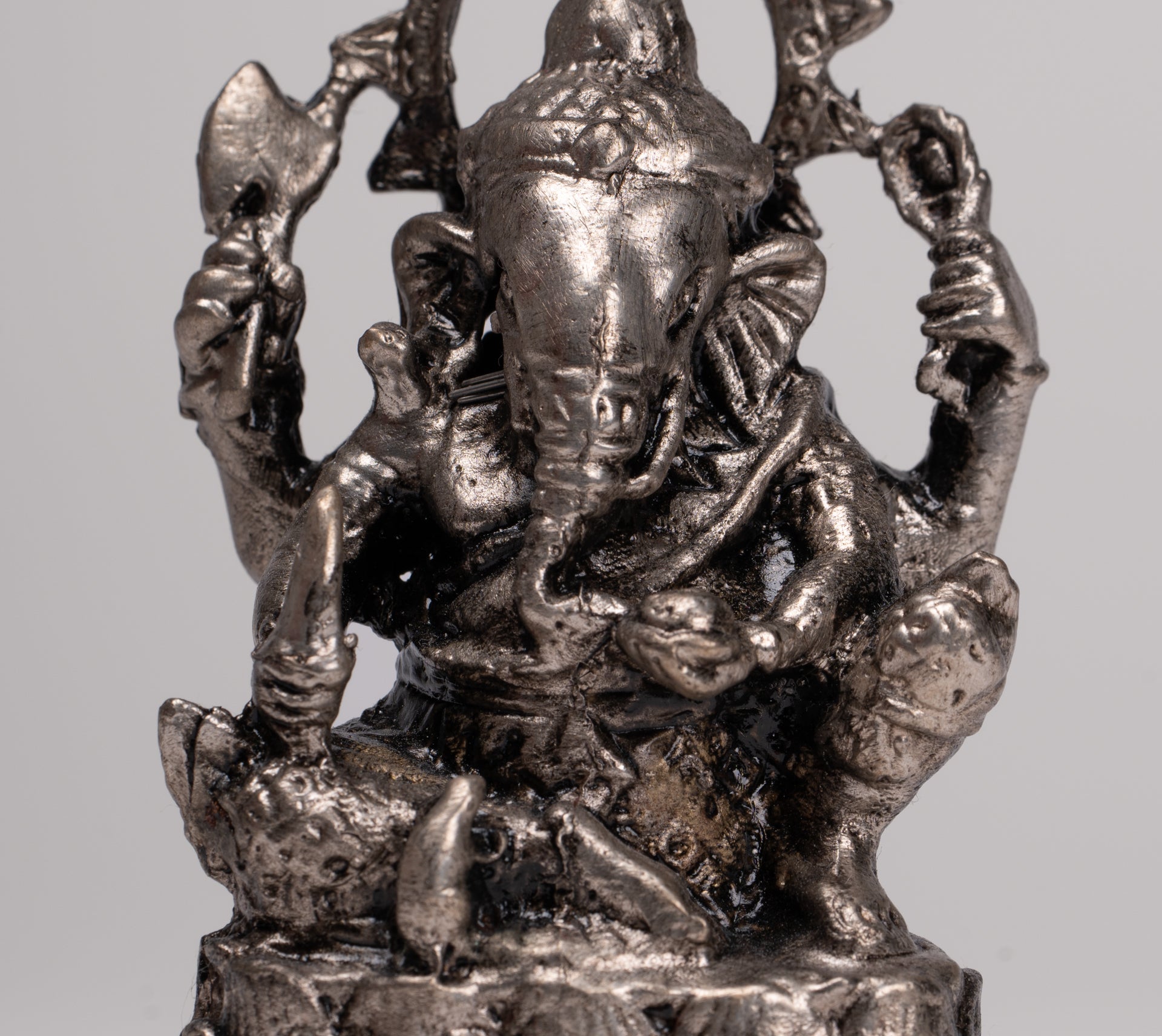Ganesha-Statue – Antik-Thai-Stil Bronze sitzende silberne Ganesha-Statue – 10 cm/4 Zoll