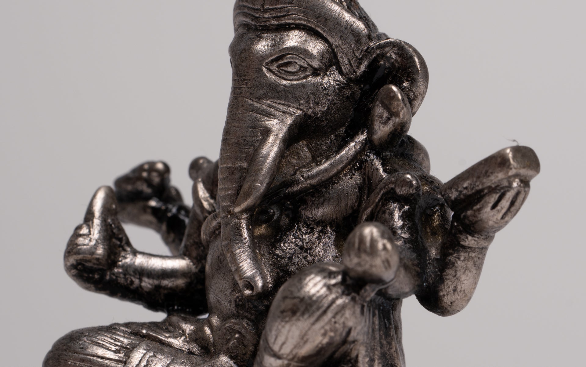 Estatua de Ganesha - Estatua de Ganesha de plata sentada en bronce de estilo tailandés antiguo - 9 cm/4"