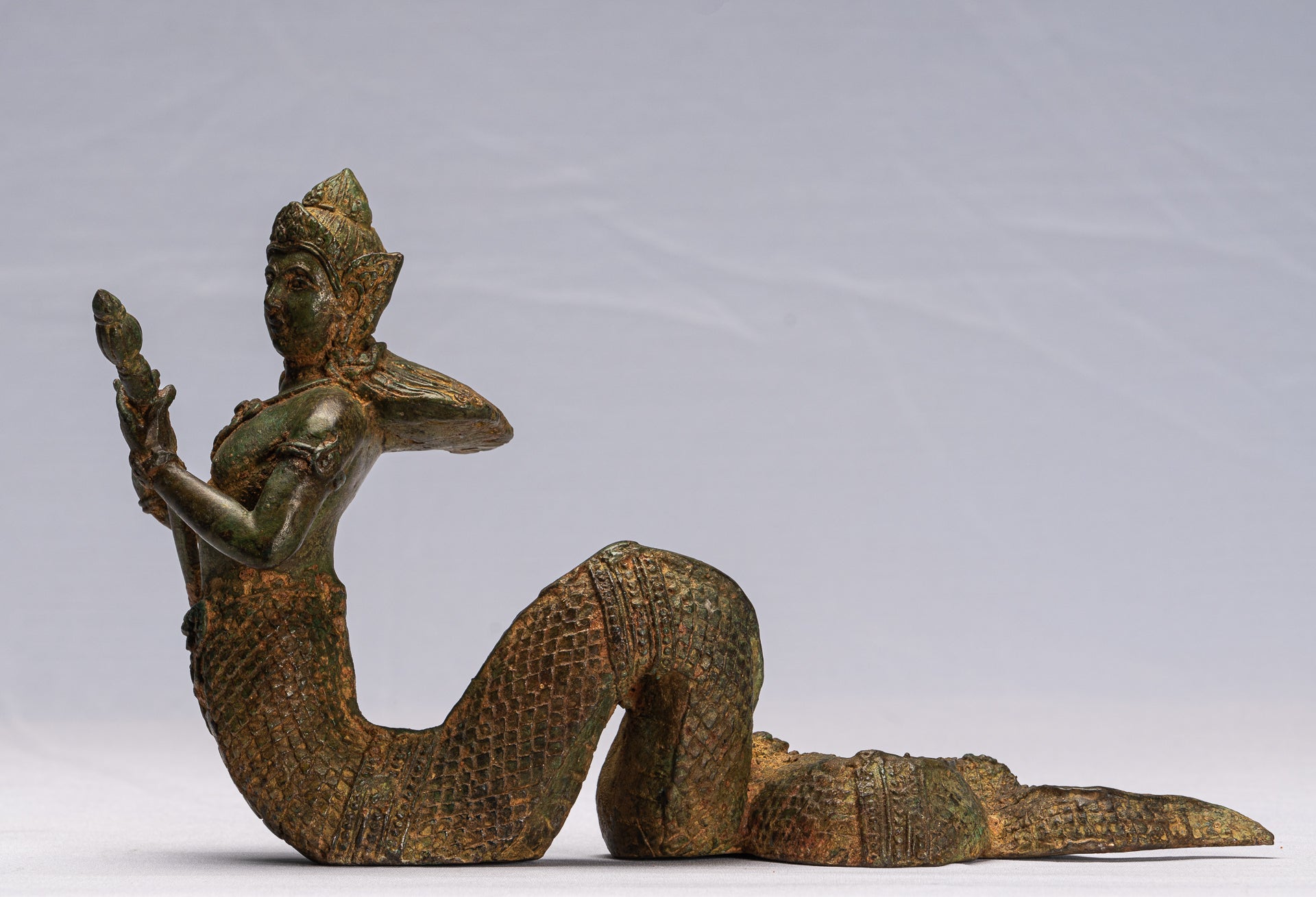 Statue de divinité féminine en bronze de style thaïlandais antique avec queue de Naga - 18 cm/7"
