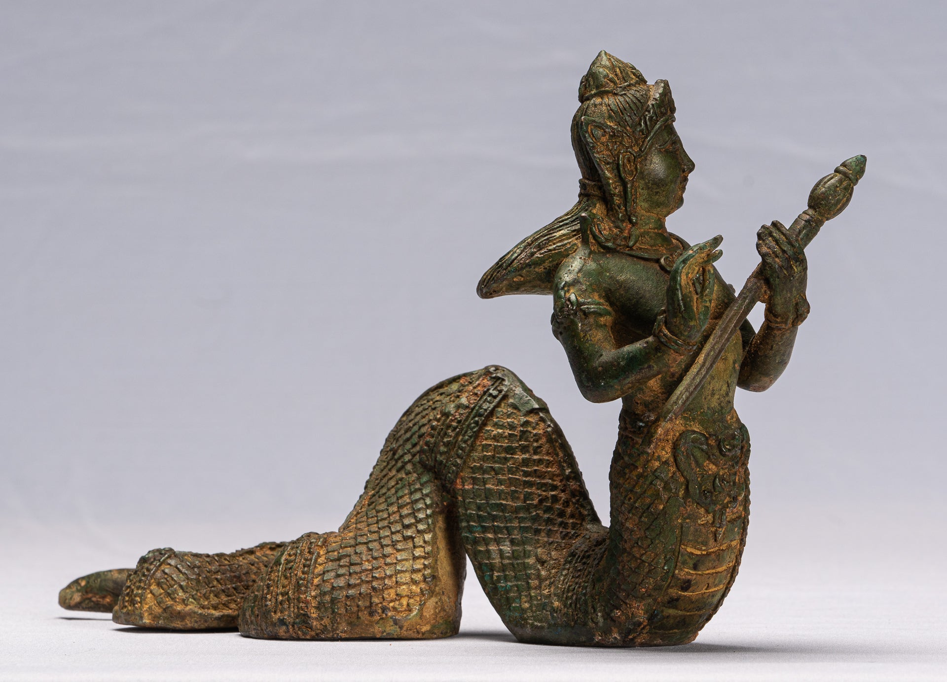 Statue de divinité féminine en bronze de style thaïlandais antique avec queue de Naga - 18 cm/7"