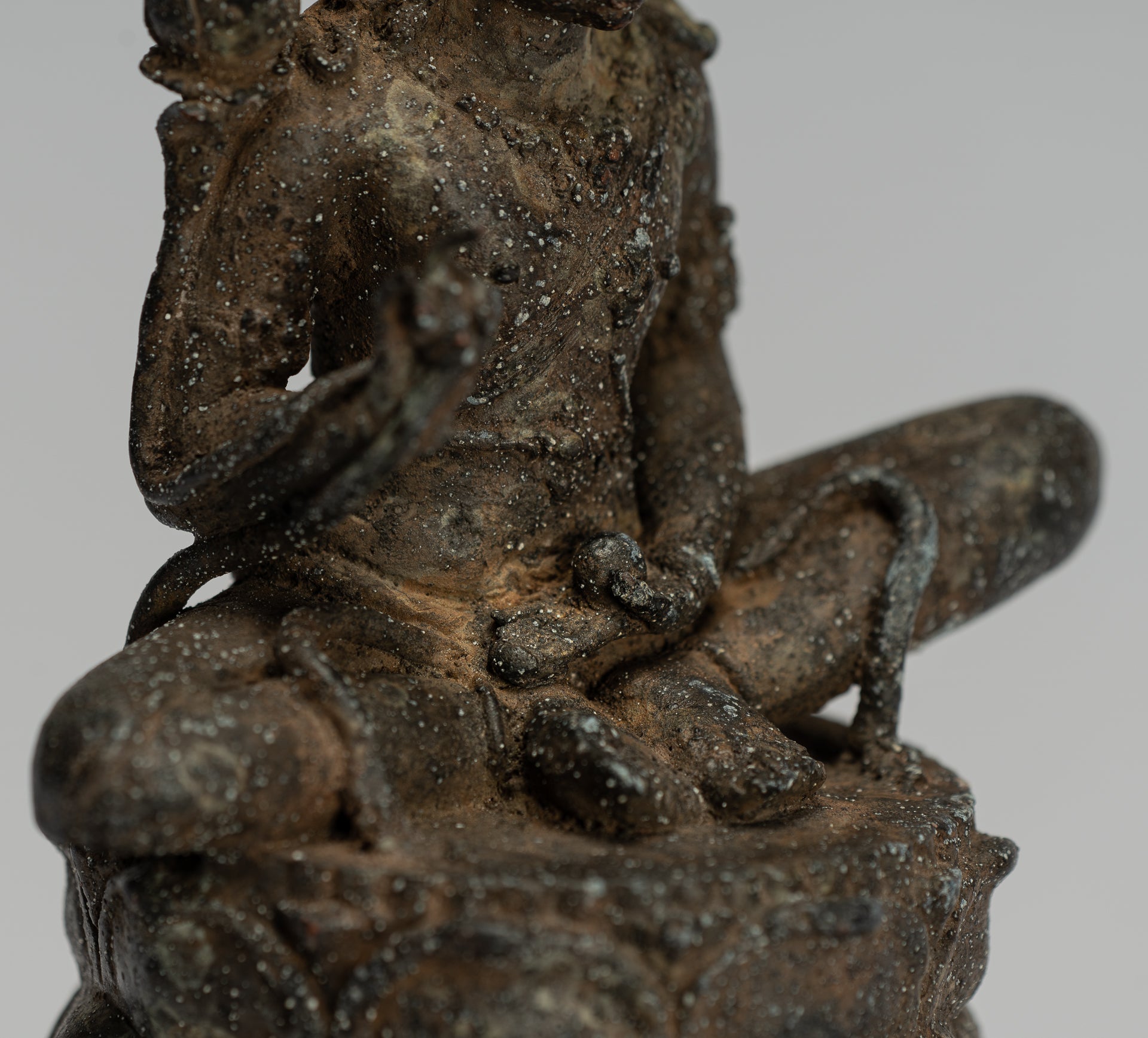Estatua de Tara - Estatua de Bronce Devi Tara de bronce sentado de Majapahit antiguo de Java - 19cm/8 "