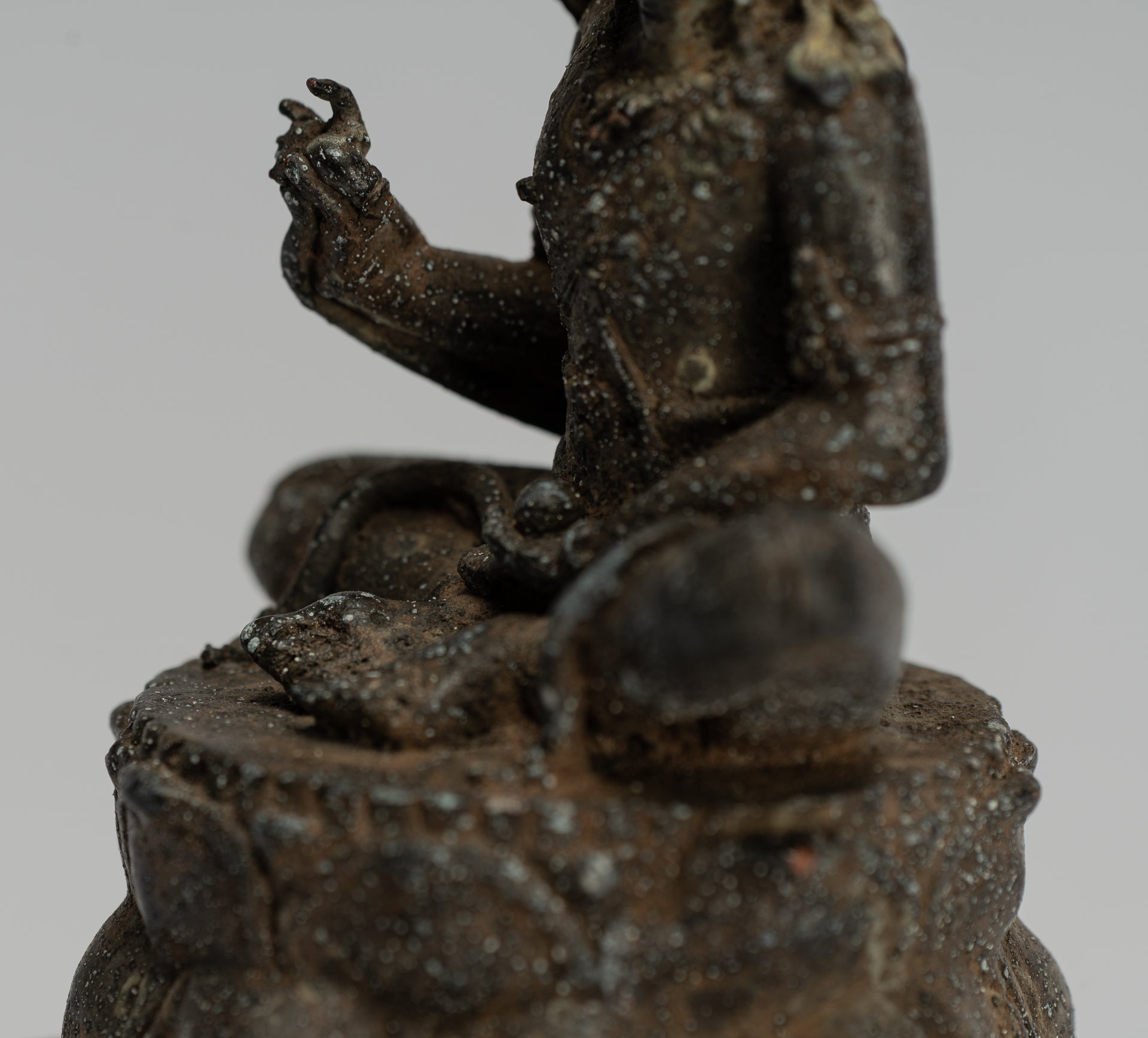 Estatua de Tara - Estatua de Bronce Devi Tara de bronce sentado de Majapahit antiguo de Java - 19cm/8 "