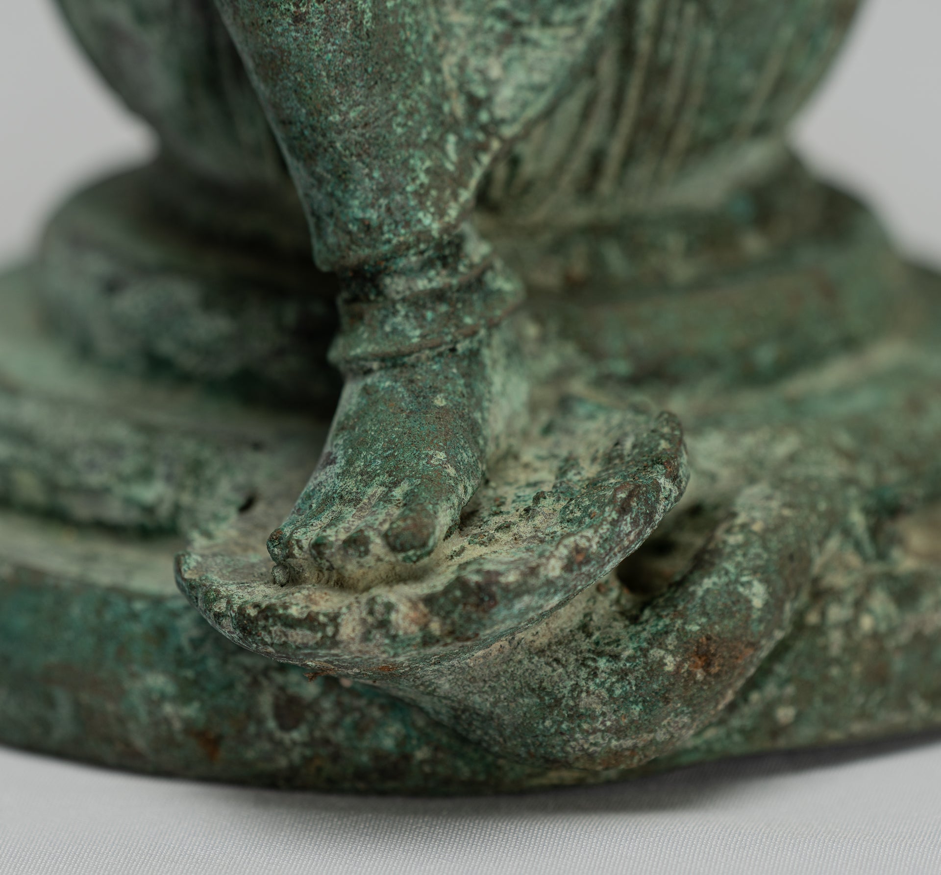 Estatua de Tara - Estatua de Bronce Devi Tara de bronce de bronce sentado de Majapahit antiguo - 20.5cm/8 "