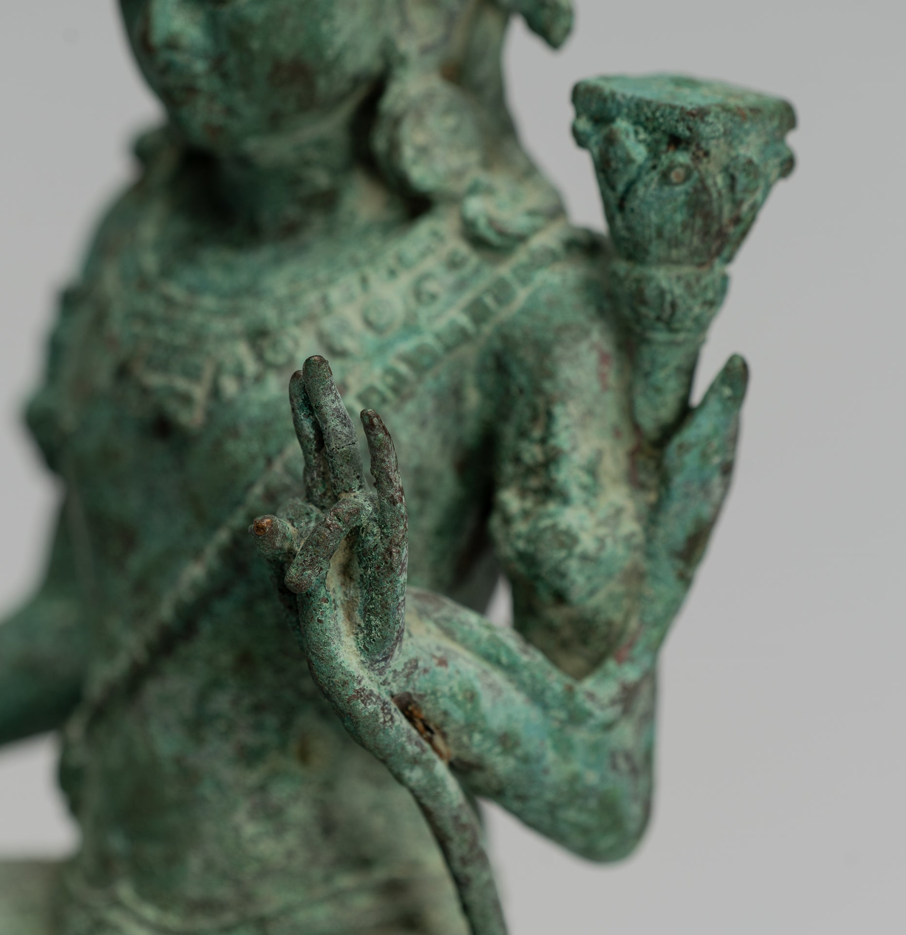 Estatua de Tara - Estatua de Bronce Devi Tara de bronce de bronce sentado de Majapahit antiguo - 20.5cm/8 "