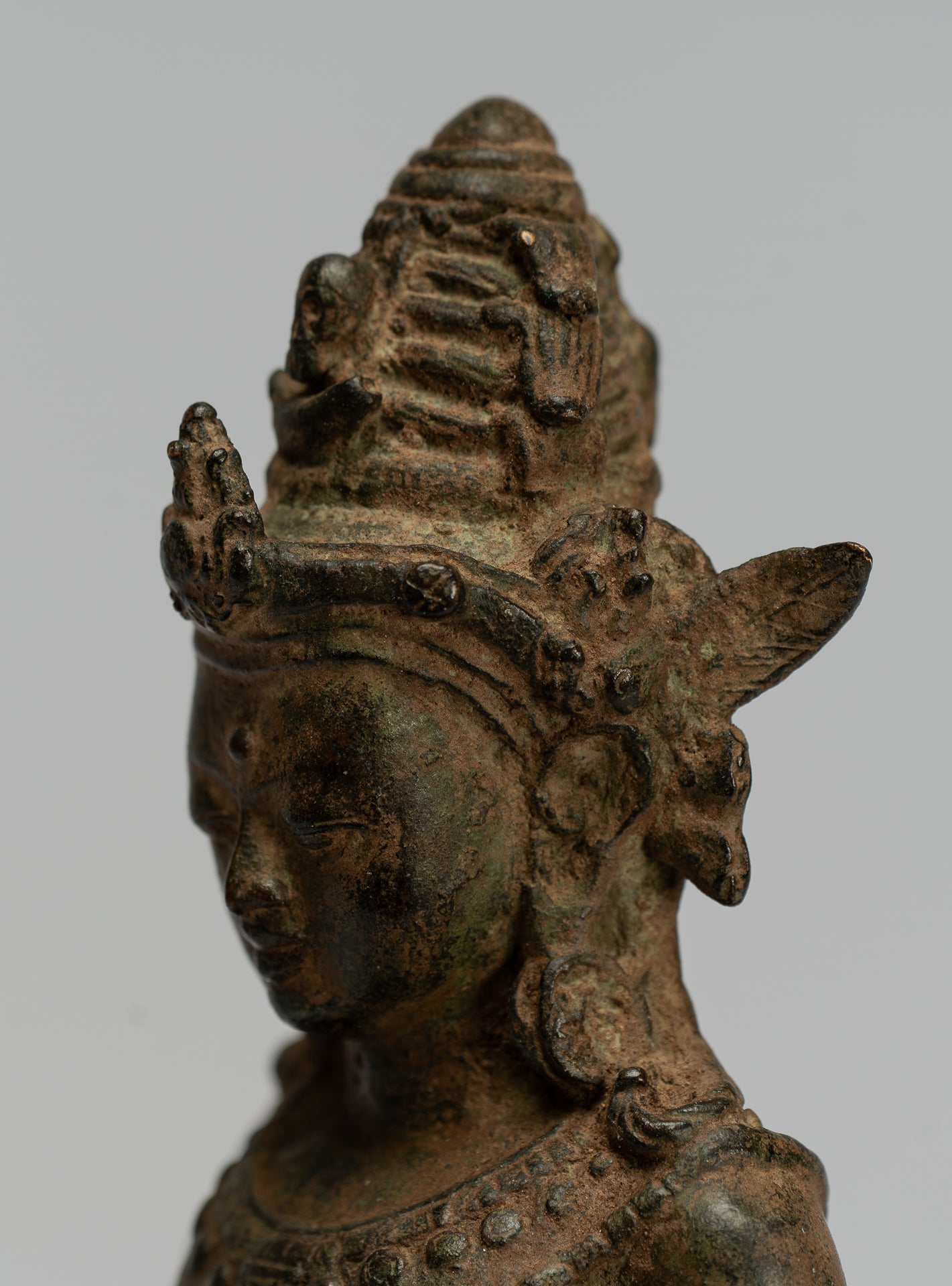 Shiva-Statue – antike javanische sitzende Majapahit-Shiva-Statue aus Bronze im indonesischen Stil – 28 cm.