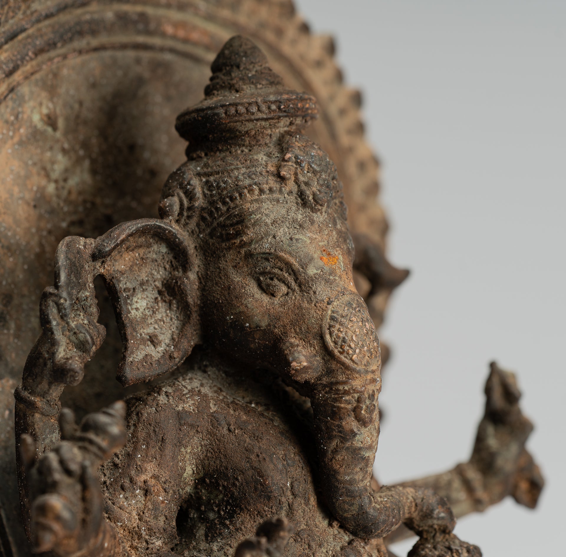 Ganesha-Statue – stehende indonesische Ganesha-Statue aus Bronze im antiken javanischen Stil – 33 cm.