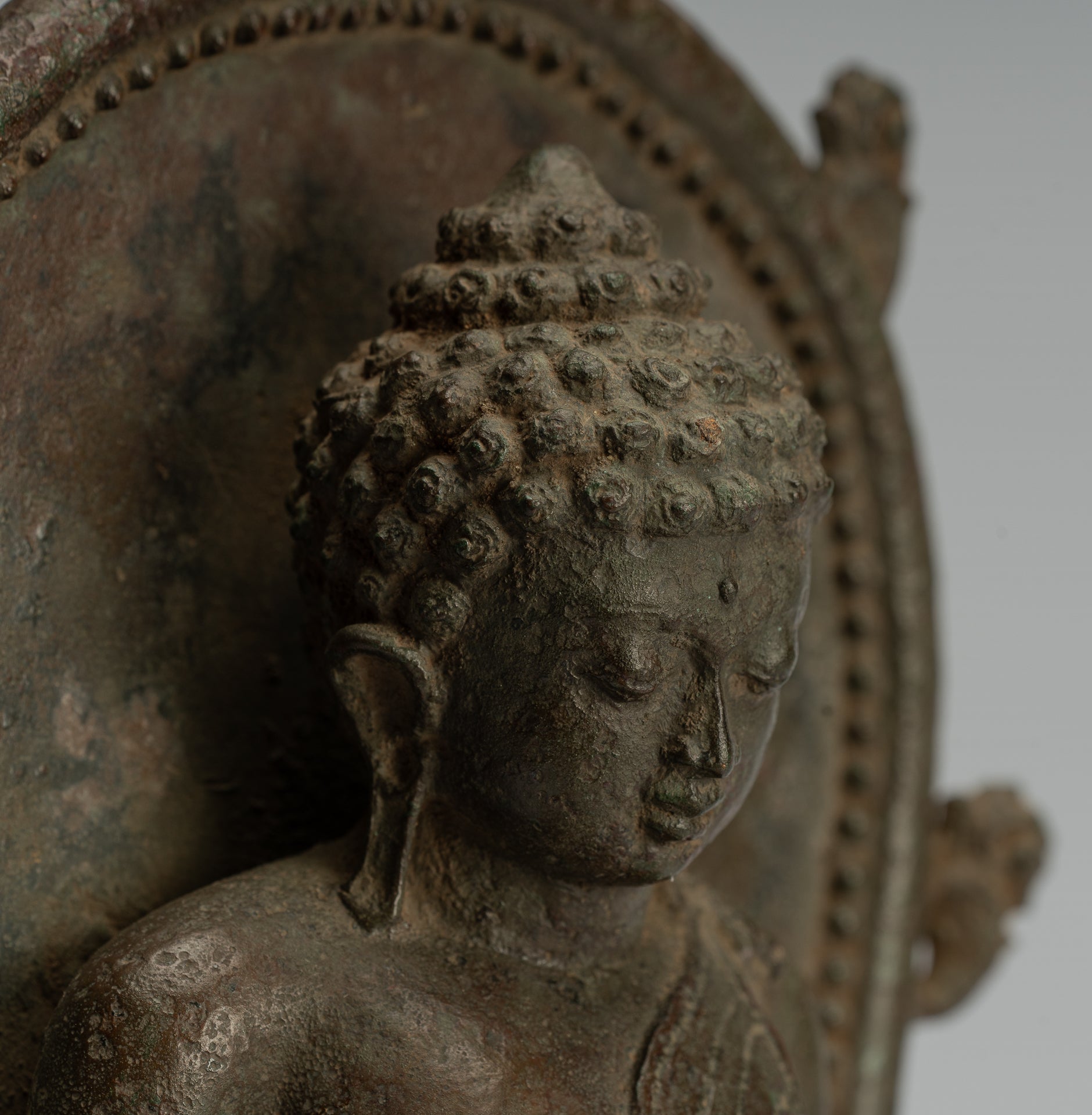 Estatua de Buda - Antiguo estilo indonesio de bronce sentado Javanese Ilustración Buda - 25 cm/10 "