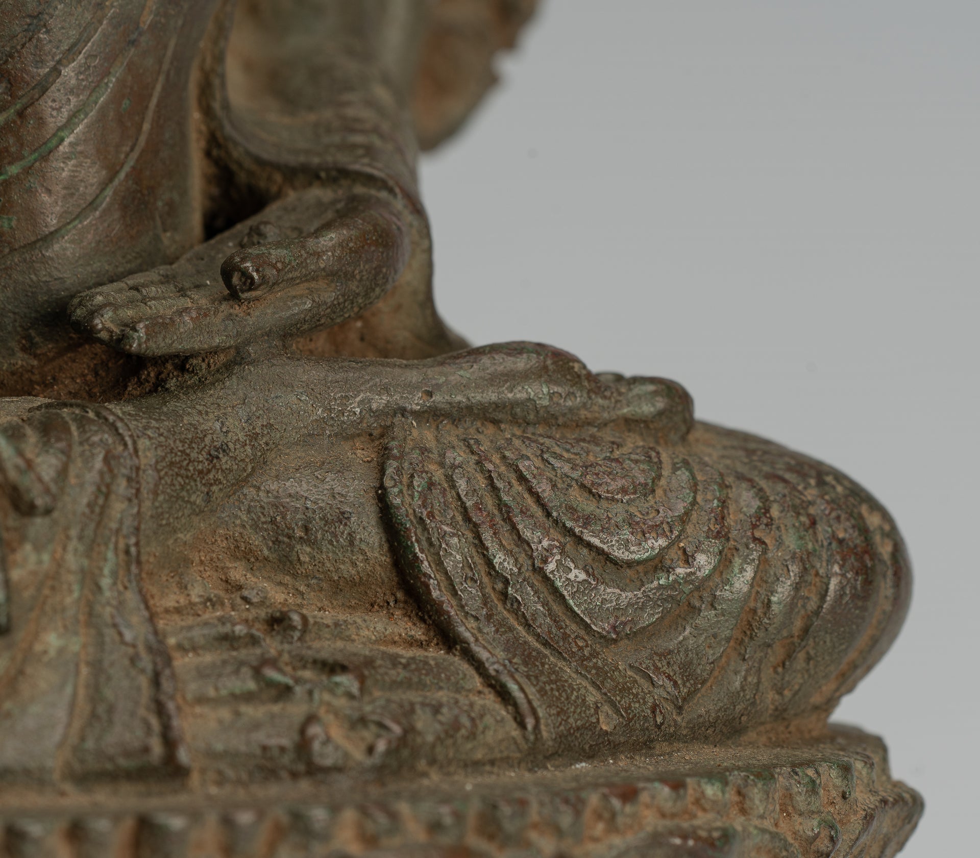 Estatua de Buda - Antiguo estilo indonesio de bronce sentado Javanese Ilustración Buda - 25 cm/10 "