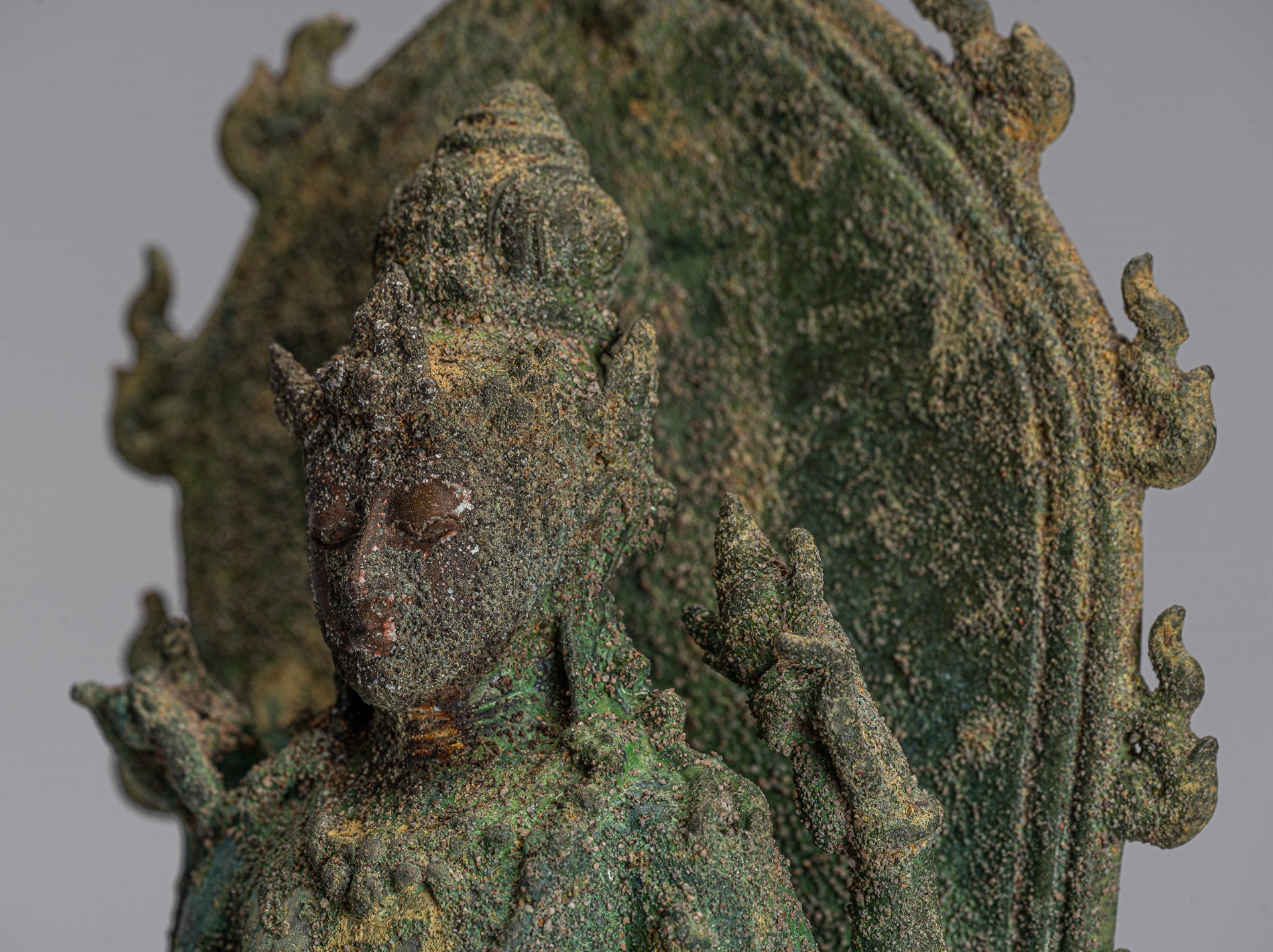 Vishnu - Statue de Vishnu debout en bronze Majapahit Java antique de style indonésien - 38 cm/15"