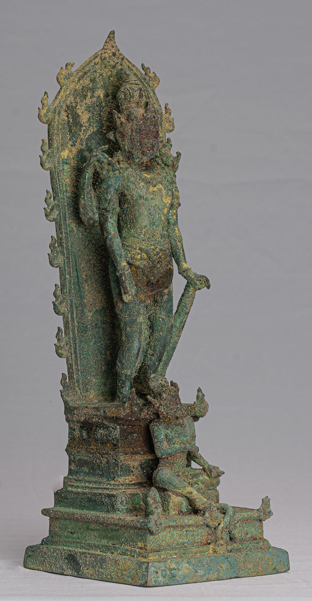 Vishnu - Statue de Vishnu debout en bronze Majapahit Java antique de style indonésien - 38 cm/15"