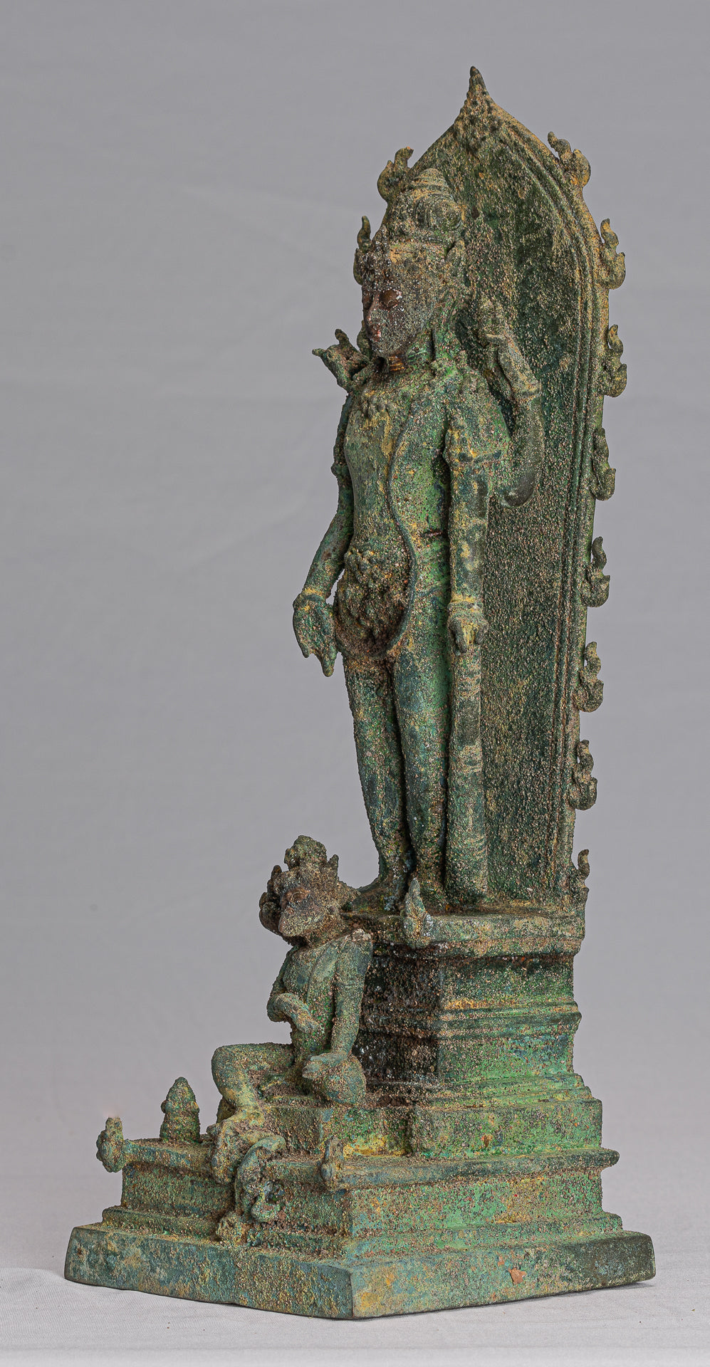 Vishnu - Statue de Vishnu debout en bronze Majapahit Java antique de style indonésien - 38 cm/15"