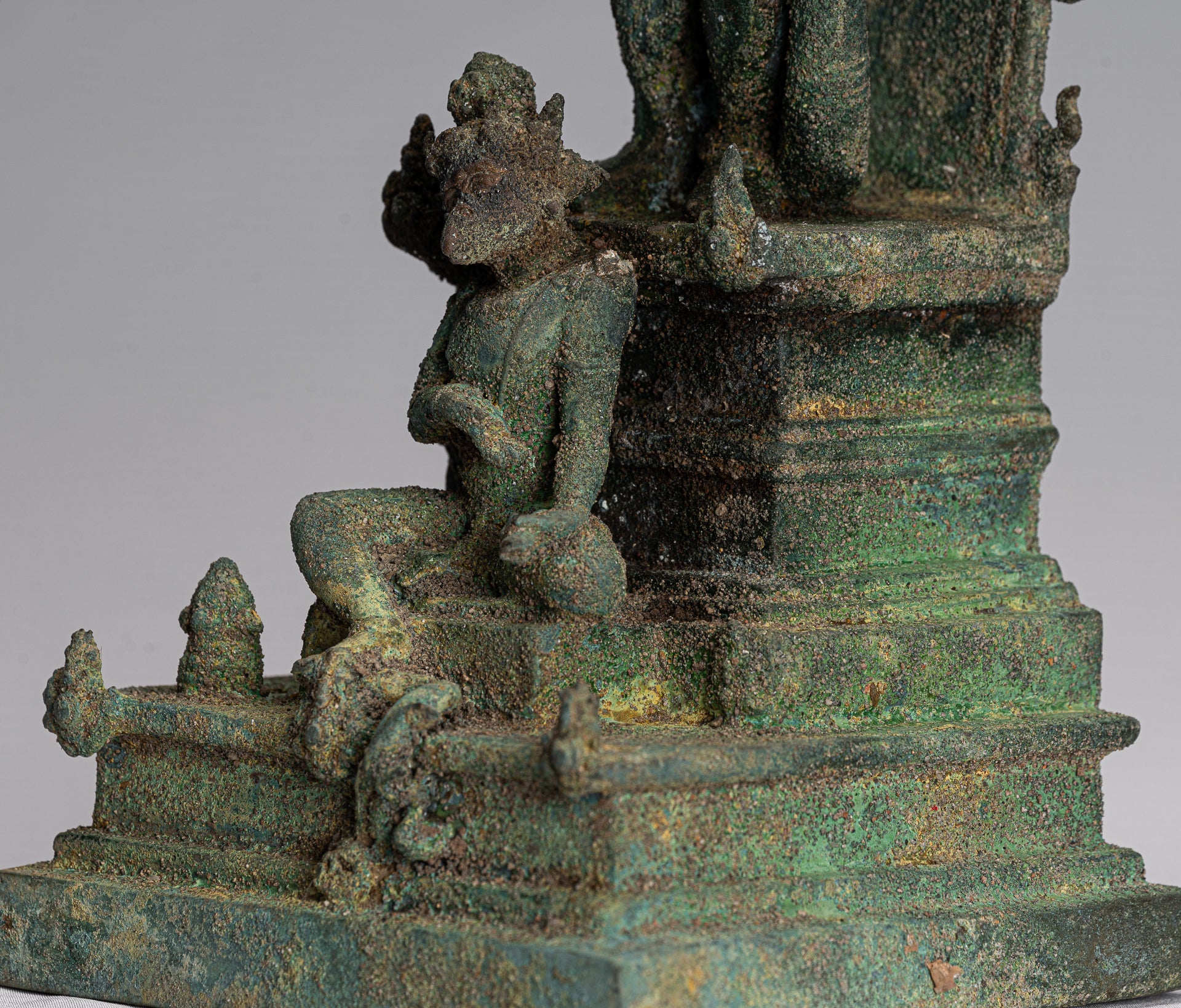 Vishnu - Statue de Vishnu debout en bronze Majapahit Java antique de style indonésien - 38 cm/15"