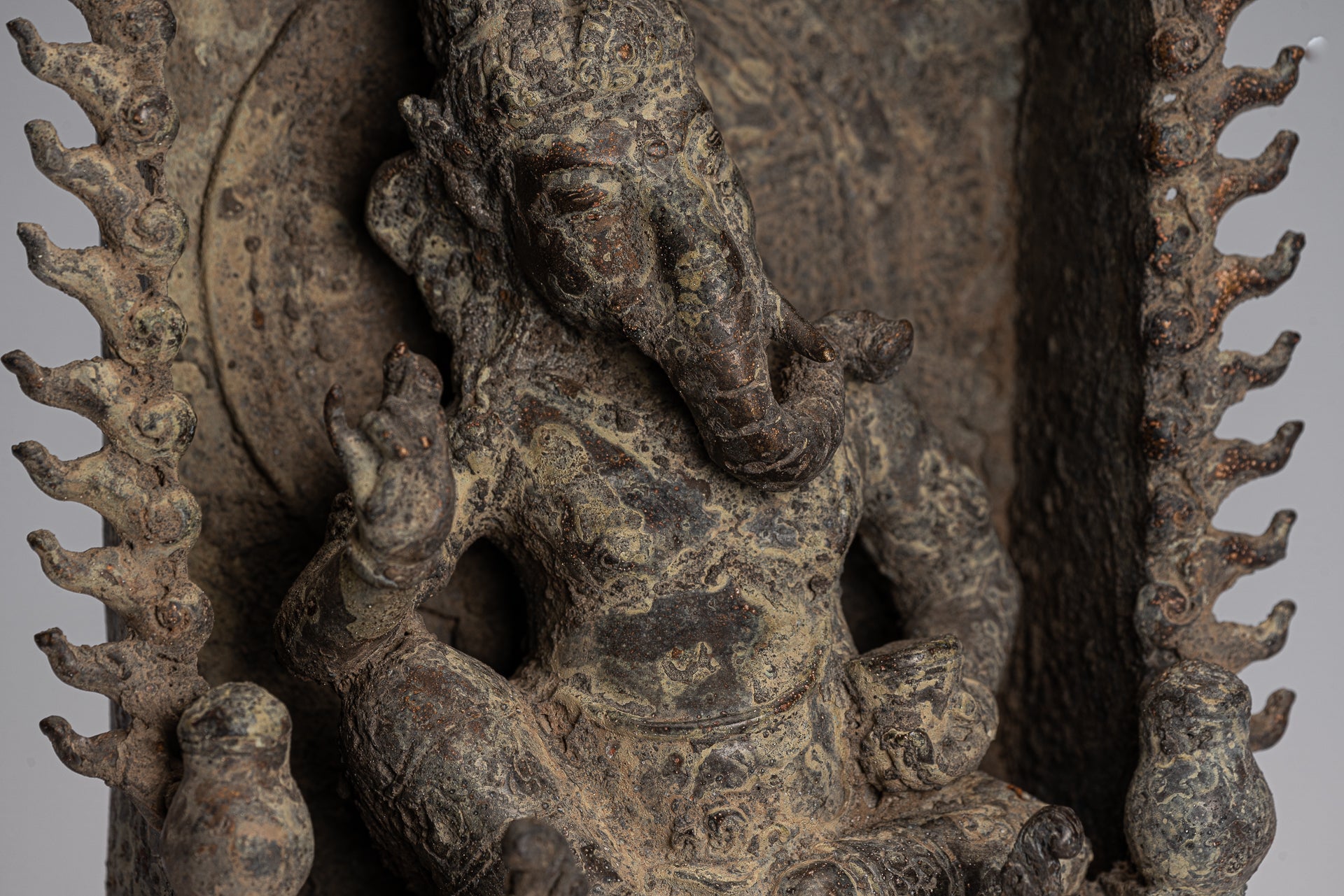 Ganesha Statue. Antike Javanischer Stil Bronze Sitzende Majapahit Ganesha Statue mit 27cm/11"