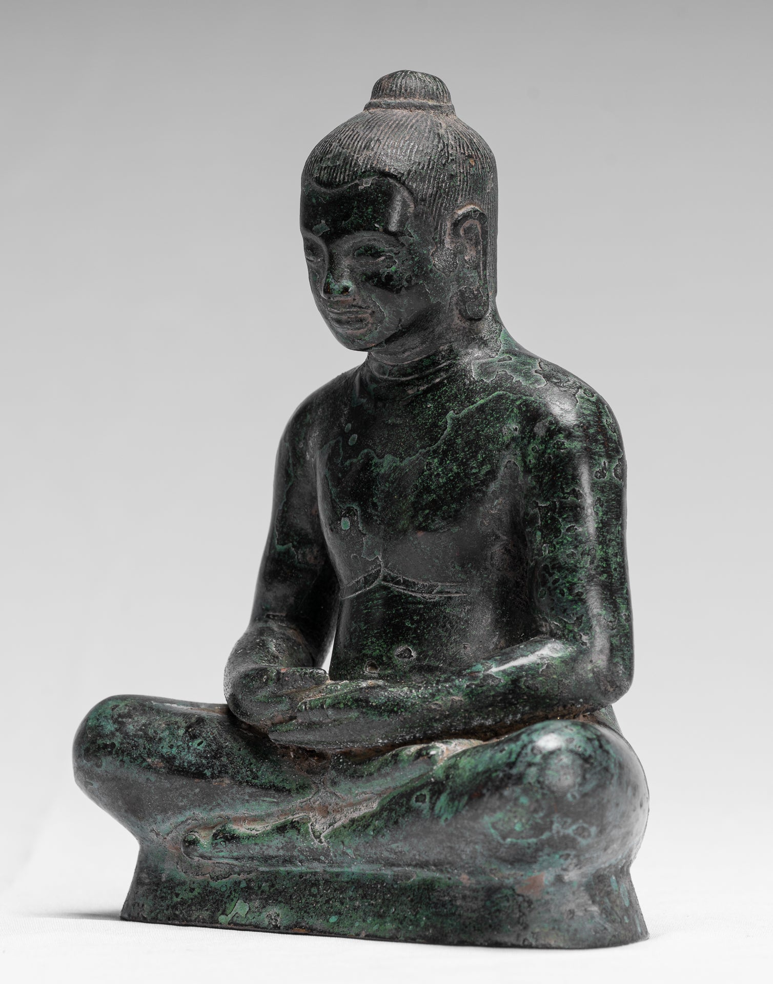 Statue antique de méditation en bronze assis de style khmer Jayavarman VII - 18 cm/7"