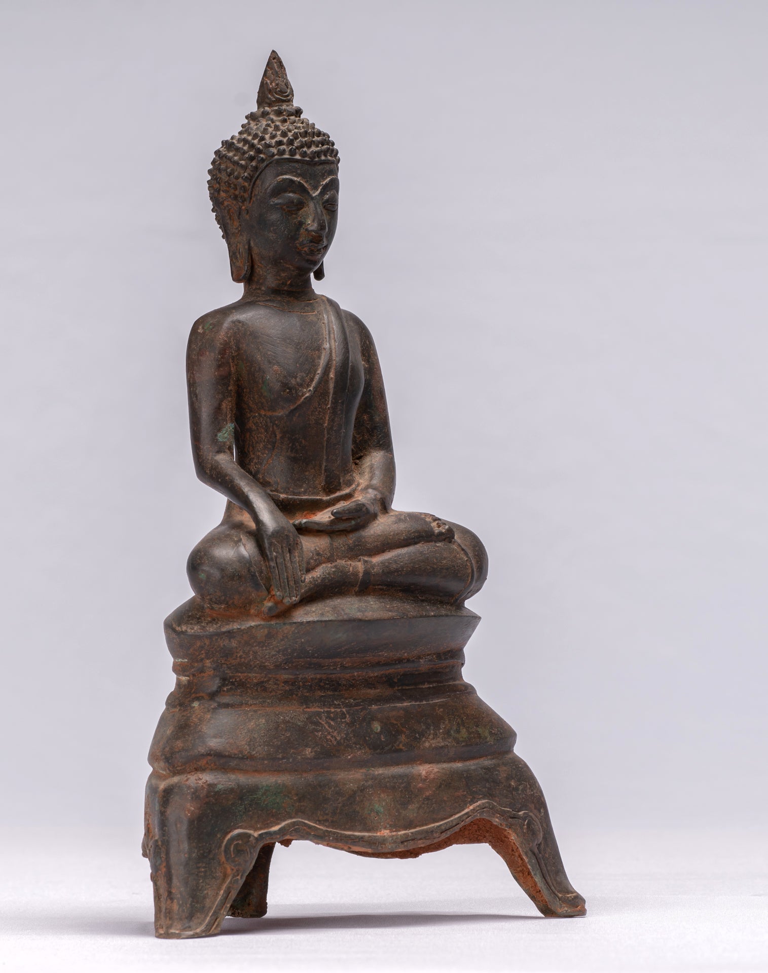 Buddha-Statue – Antike sitzende Erleuchtungs-Buddha-Statue im Ayutthaya-Stil – 29 cm.