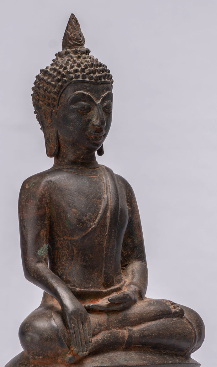 Buddha-Statue – Antike sitzende Erleuchtungs-Buddha-Statue im Ayutthaya-Stil – 29 cm.