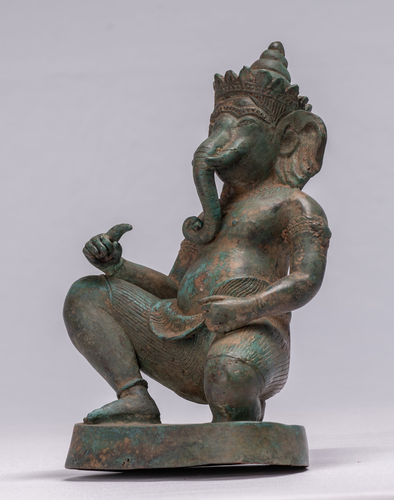 Statue de Ganesha – Statue de Ganesh agenouillée en bronze de style thaïlandais antique – 25 cm.