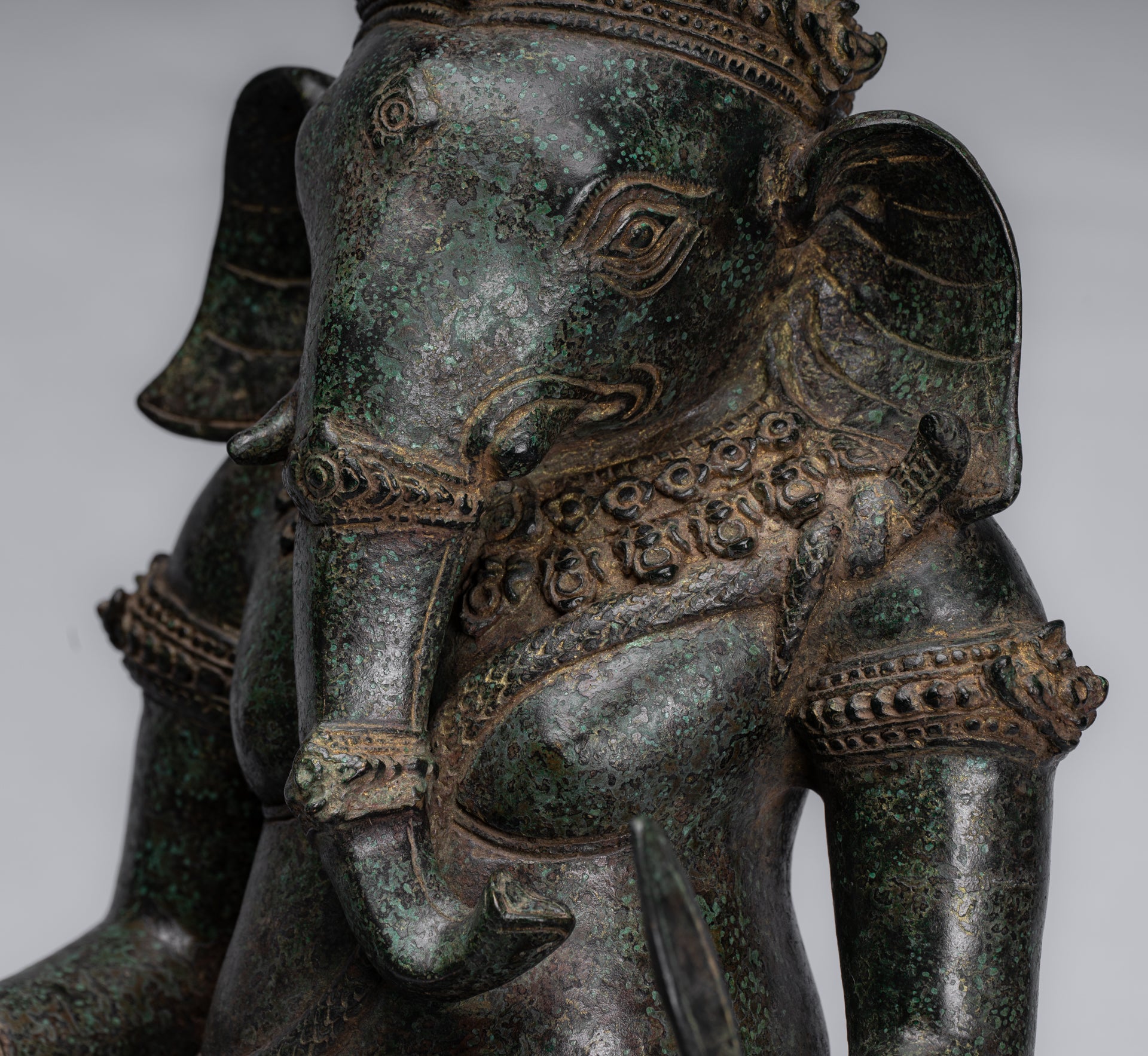 Ganesha-Statue – Sitzende Ganesh-Statue aus Bronze im antiken Khmer-Stil – 57 cm.
