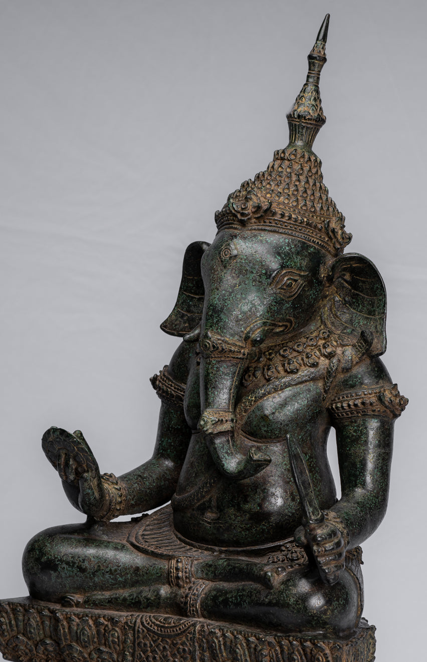 Ganesha-Statue – Sitzende Ganesh-Statue aus Bronze im antiken Khmer-Stil – 57 cm.