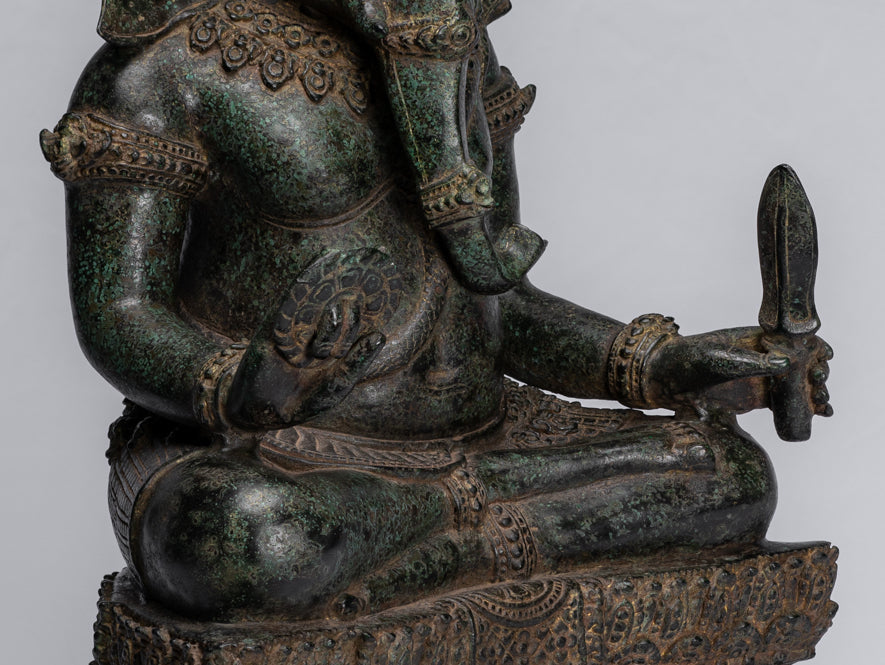 Ganesha-Statue – Sitzende Ganesh-Statue aus Bronze im antiken Khmer-Stil – 57 cm.