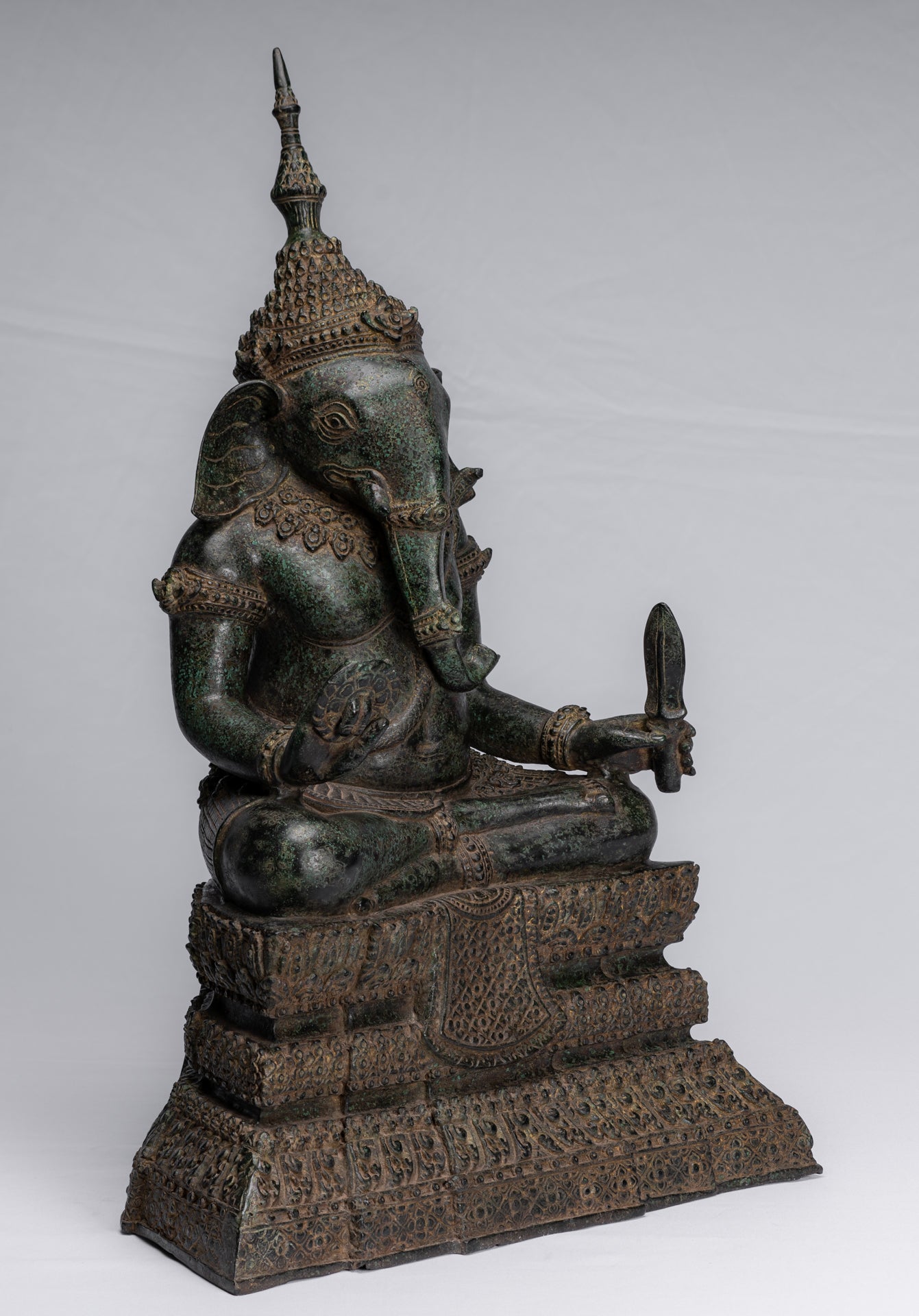 Ganesha-Statue – Sitzende Ganesh-Statue aus Bronze im antiken Khmer-Stil – 57 cm.