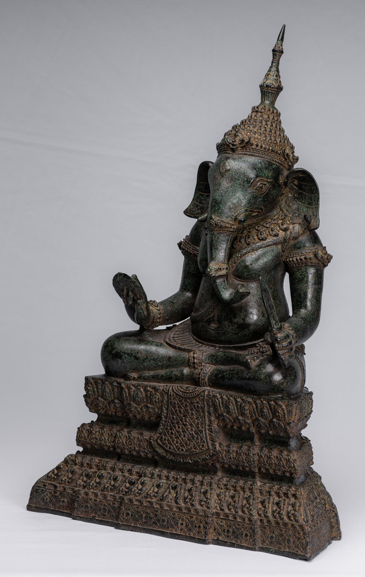Ganesha-Statue – Sitzende Ganesh-Statue aus Bronze im antiken Khmer-Stil – 57 cm.