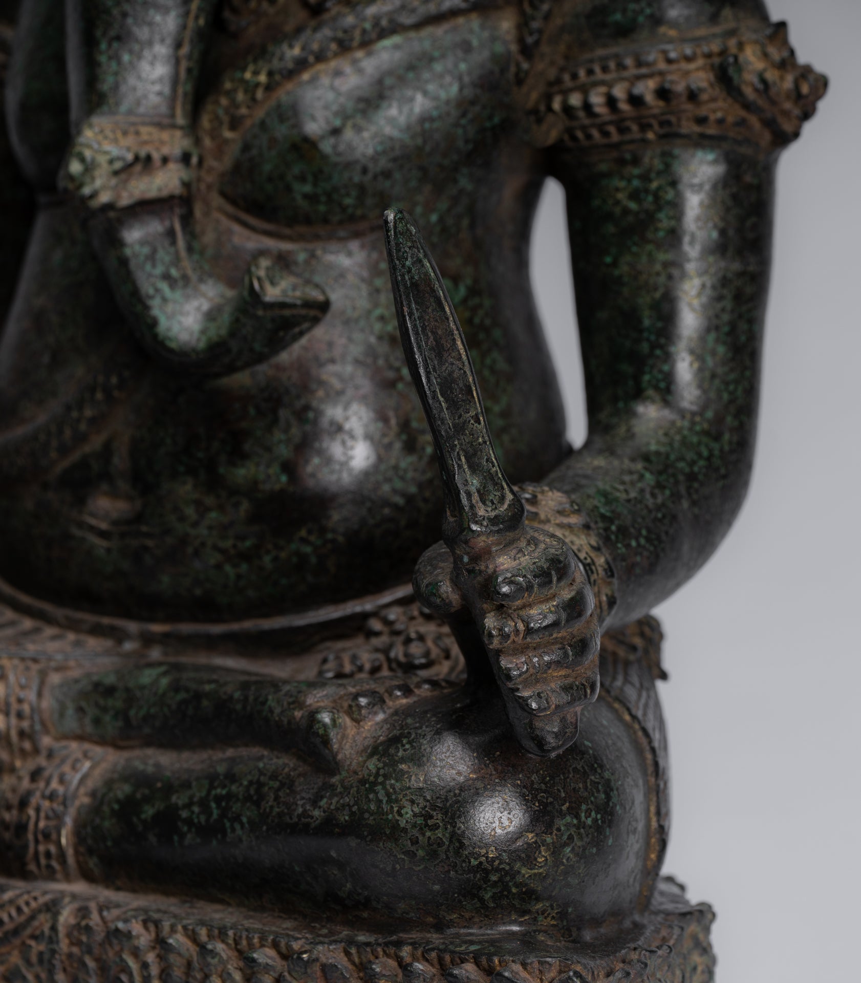 Ganesha-Statue – Sitzende Ganesh-Statue aus Bronze im antiken Khmer-Stil – 57 cm.