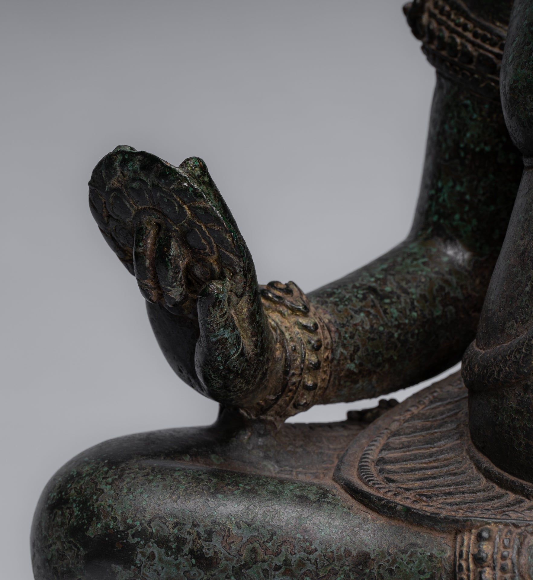 Ganesha-Statue – Sitzende Ganesh-Statue aus Bronze im antiken Khmer-Stil – 57 cm.