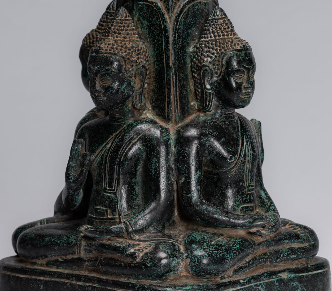 Statue antique de Bouddha à quatre voies en bronze de style khmer d'Asie du Sud-Est - 28 cm/11"