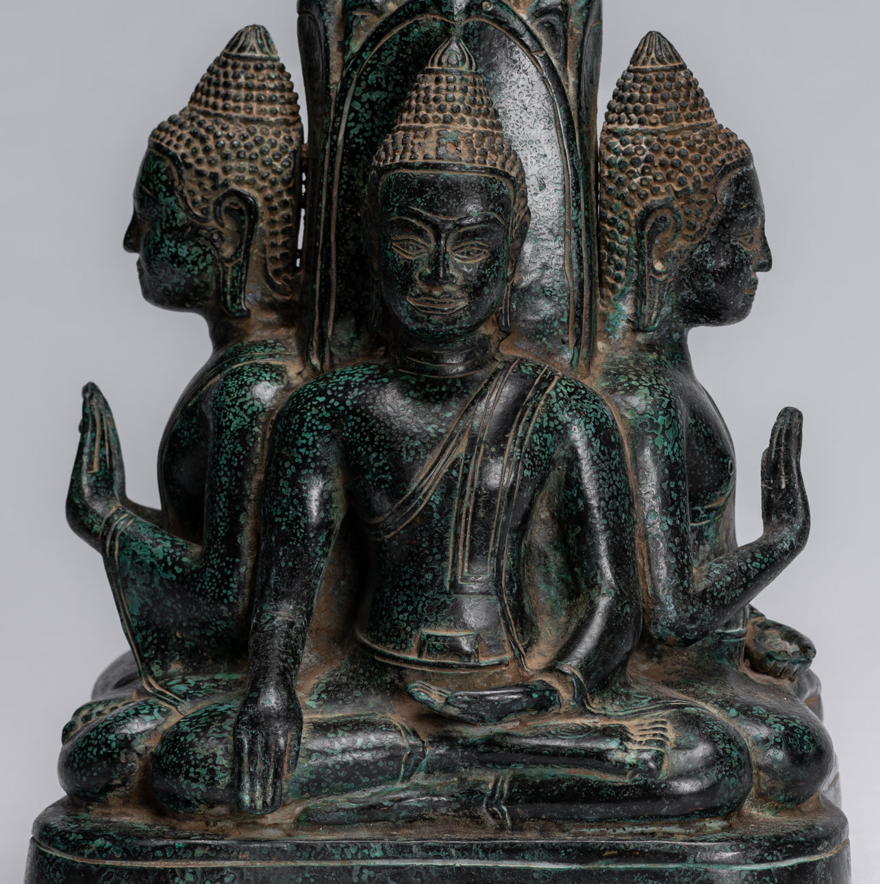 Statue antique de Bouddha à quatre voies en bronze de style khmer d'Asie du Sud-Est - 28 cm/11"