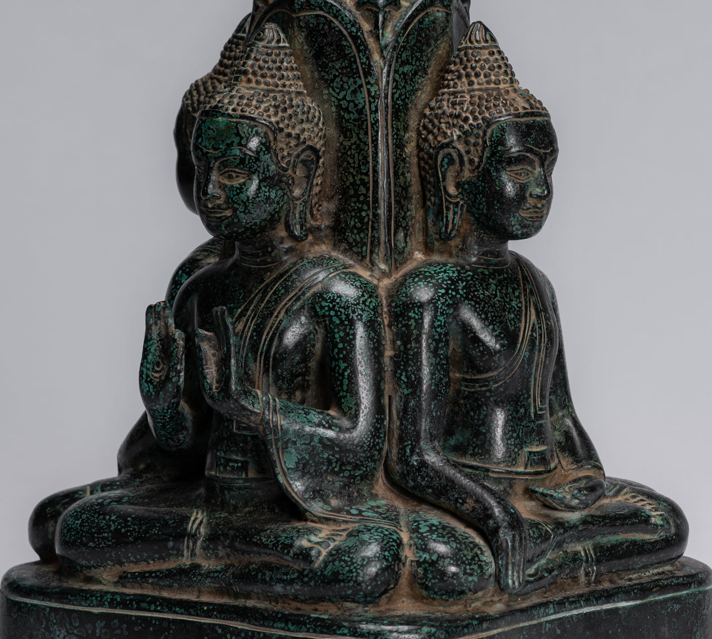 Statue antique de Bouddha à quatre voies en bronze de style khmer d'Asie du Sud-Est - 28 cm/11"