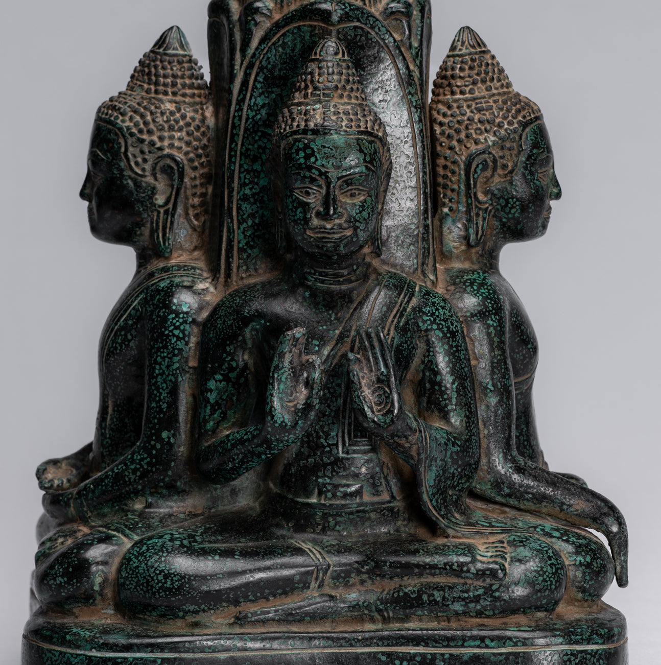 Statue antique de Bouddha à quatre voies en bronze de style khmer d'Asie du Sud-Est - 28 cm/11"