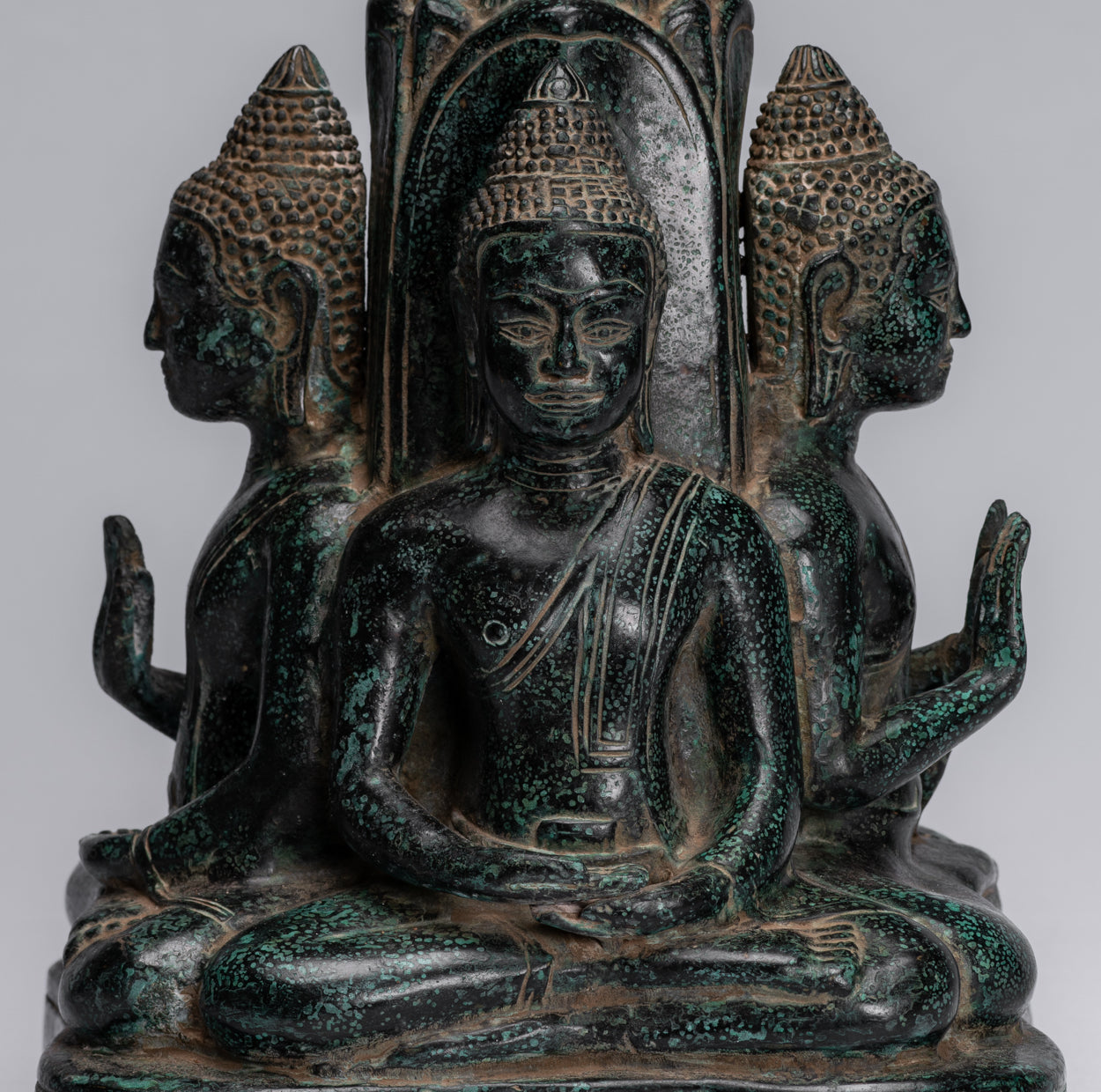 Statue antique de Bouddha à quatre voies en bronze de style khmer d'Asie du Sud-Est - 28 cm/11"