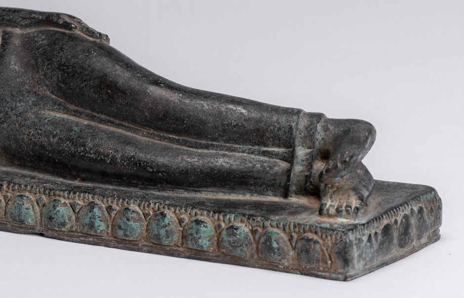 Estatua de Buda - Estatua antigua de estilo tailandés SE Asia Bronce Reclining Nirvana Buddha Statue - 42cm/17 "de largo