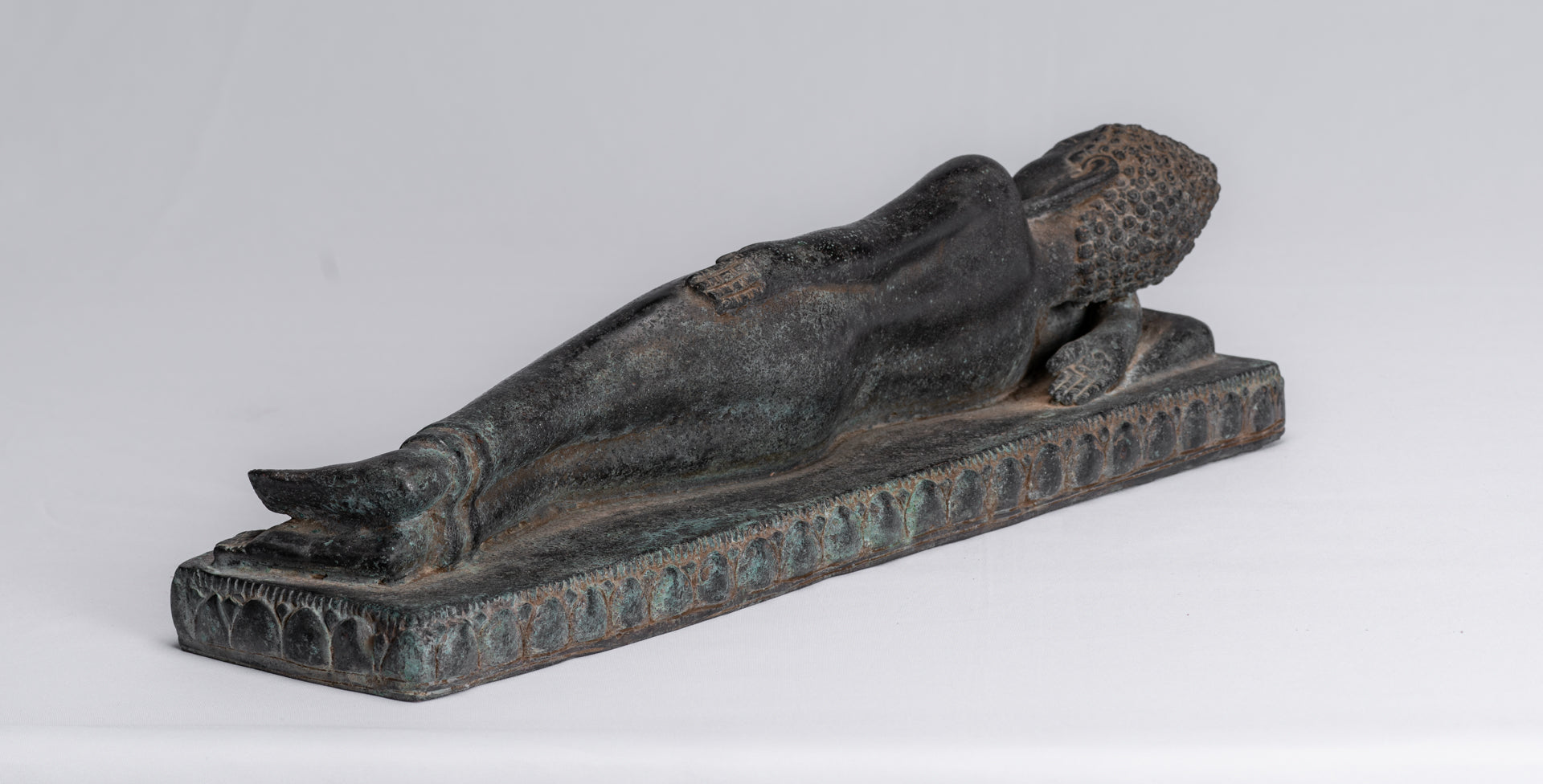 Estatua de Buda - Estatua antigua de estilo tailandés SE Asia Bronce Reclining Nirvana Buddha Statue - 42cm/17 "de largo