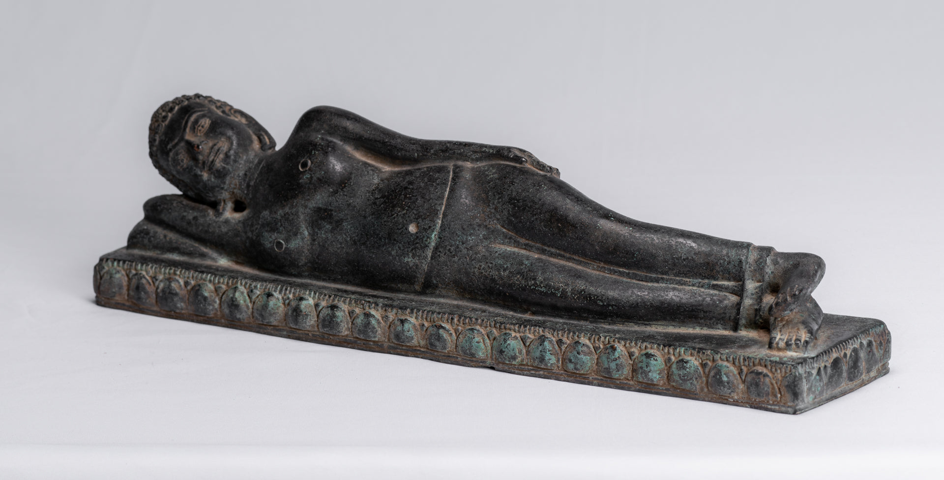 Estatua de Buda - Estatua antigua de estilo tailandés SE Asia Bronce Reclining Nirvana Buddha Statue - 42cm/17 "de largo