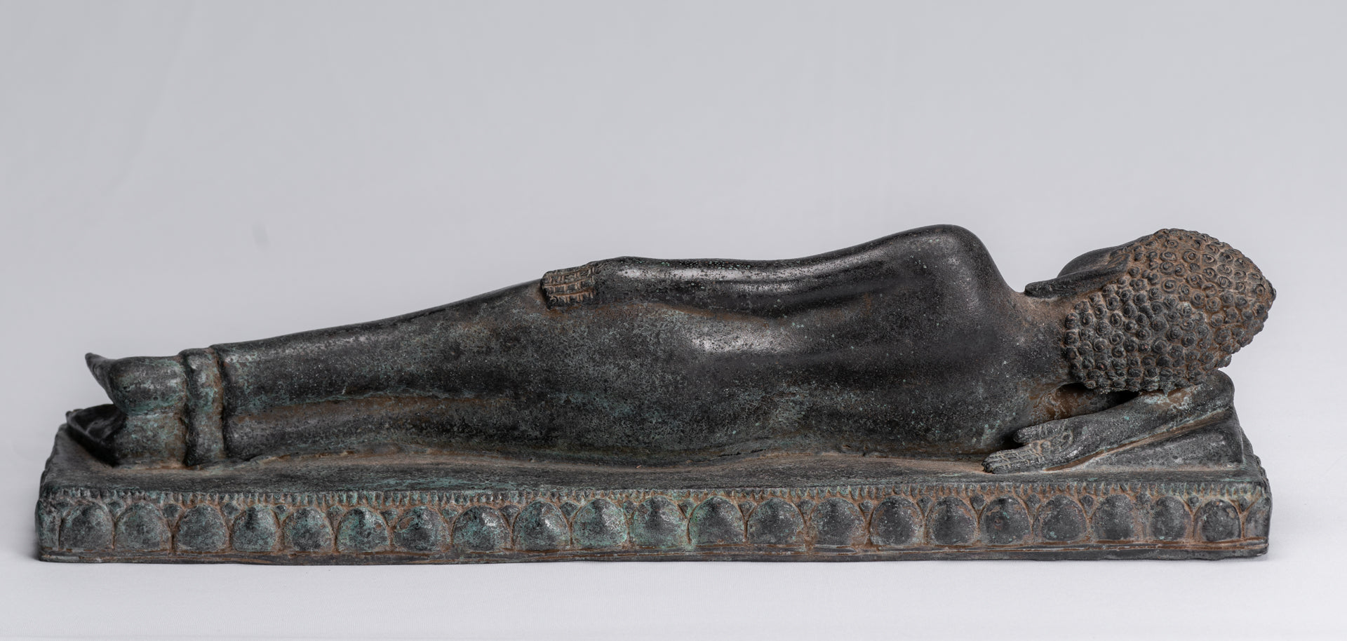 Estatua de Buda - Estatua antigua de estilo tailandés SE Asia Bronce Reclining Nirvana Buddha Statue - 42cm/17 "de largo