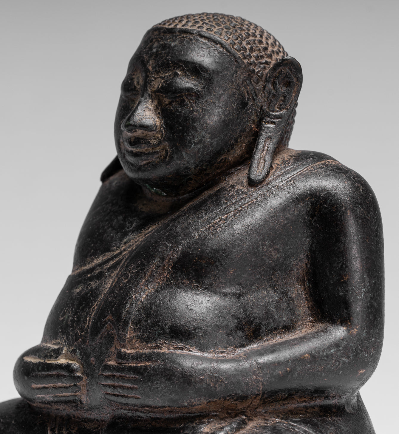Statue de Bouddha – Bronze antique de style khmer - Statue de Bouddha Budai heureux, gras et riant – 18 cm