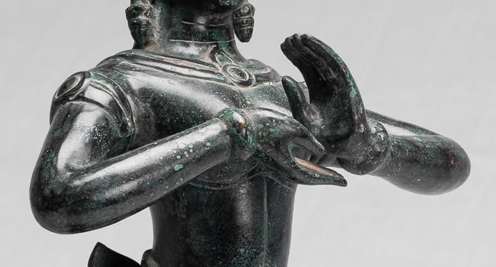Antike tanzende Apsara- oder Engelsstatue aus Baphuon-Bronze im Khmer-Stil – 54 cm.