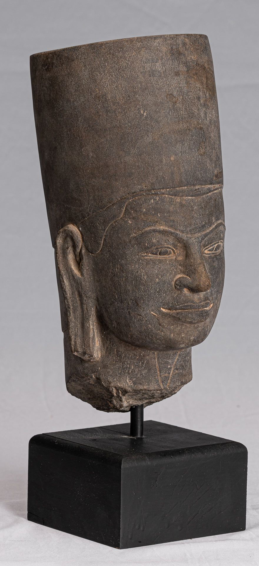 Estatua de Vishnu - Cabezal de Vishnu montado en piedra antiguo de Phnom da - 37 cm/15 "